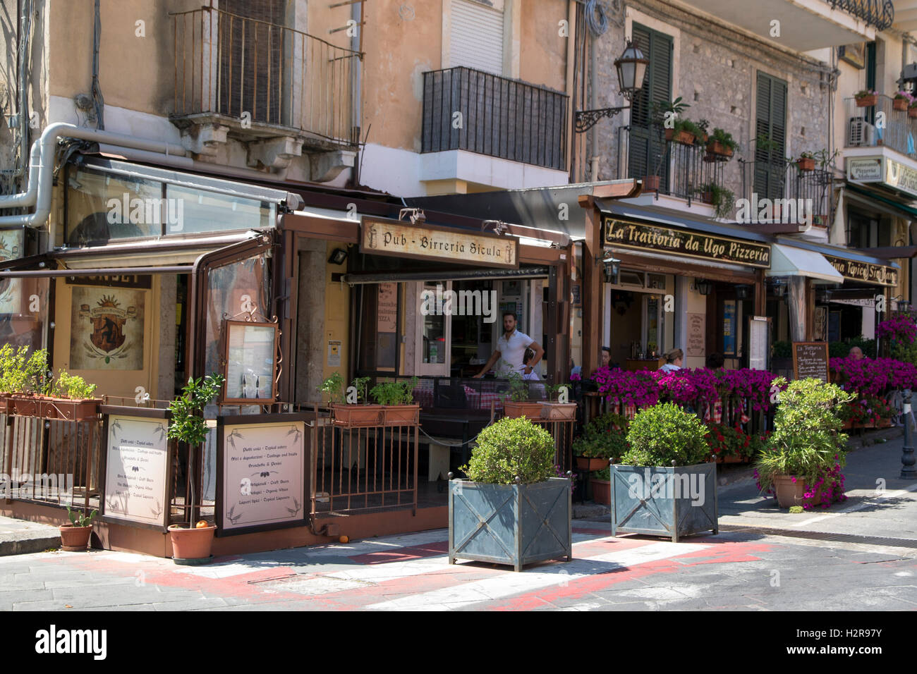 Ristoranti nella città antica di Taormina sul Siciliy Foto Stock