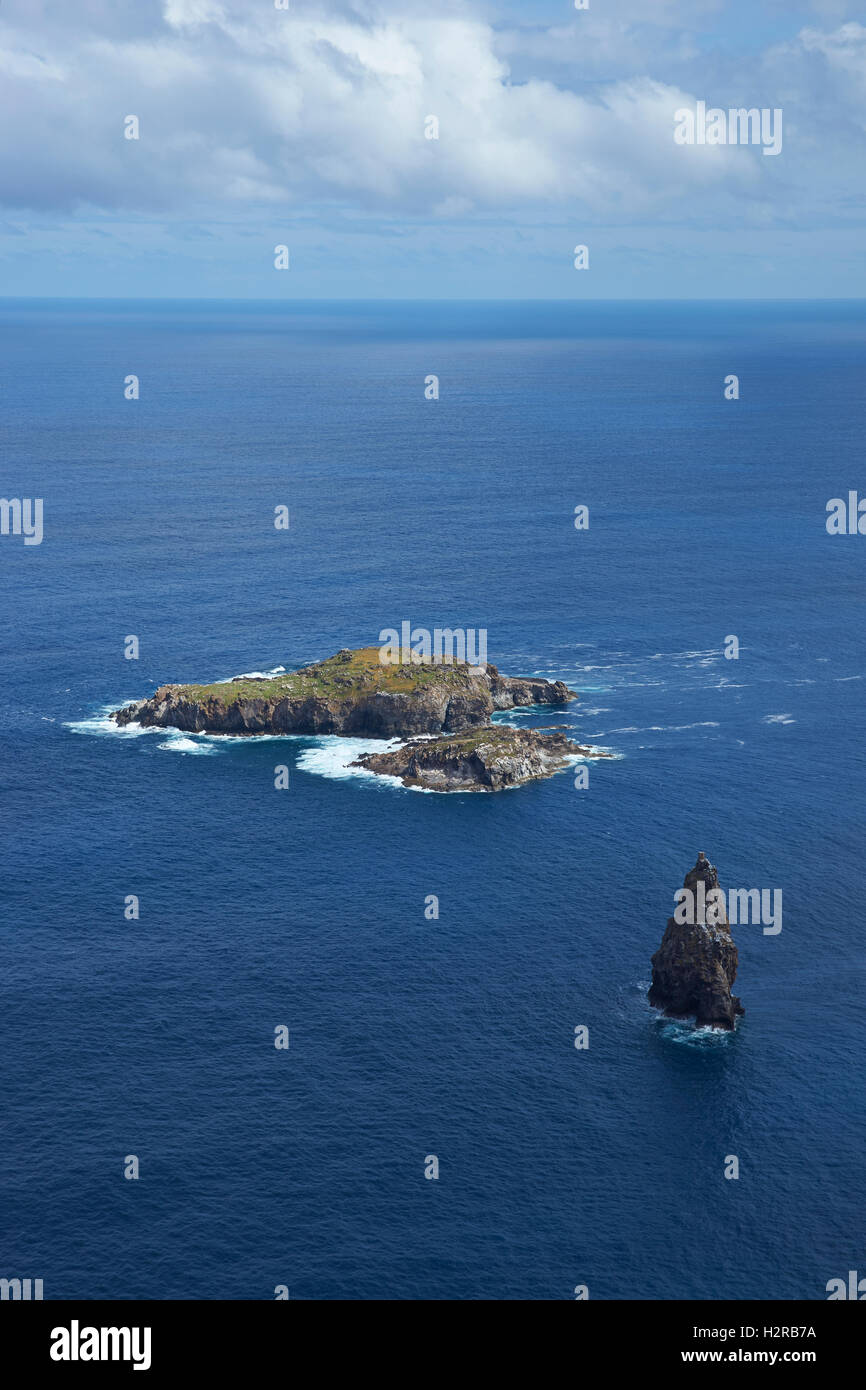 Isole di Motu Nui e Motu Iti giacente al largo dell'Isola di Pasqua Foto Stock