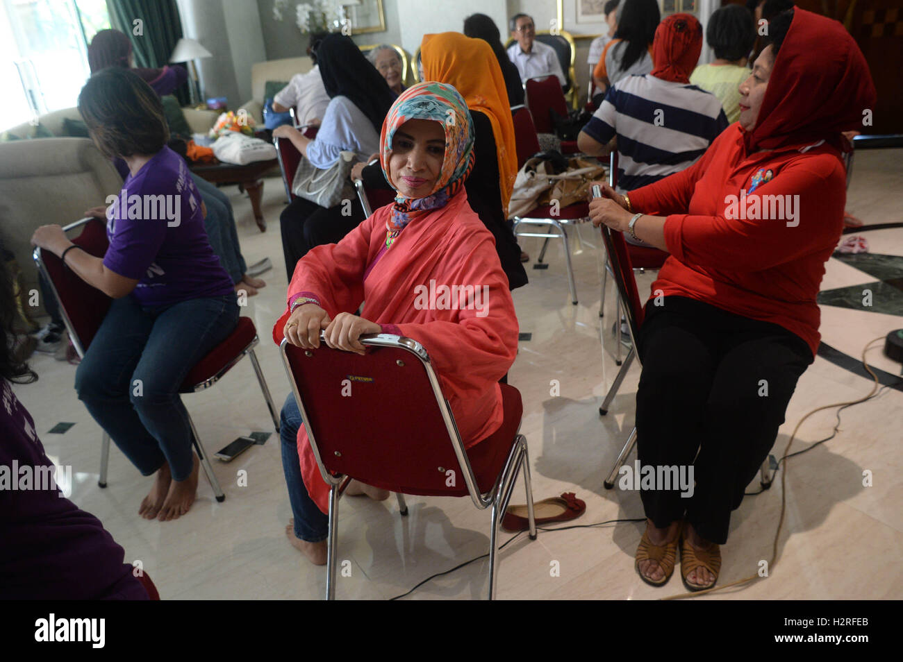 Jakarta, Indonesia. 1 Ott 2016. Il sambuco donne di partecipare in una pratica dello yoga durante un simposio di yoga e meditazione per anziani affetti dal morbo di Alzheimer e demenza di Jakarta, Indonesia, 1 ottobre, 2016. © Agung Kuncahya B./Xinhua/Alamy Live News Foto Stock