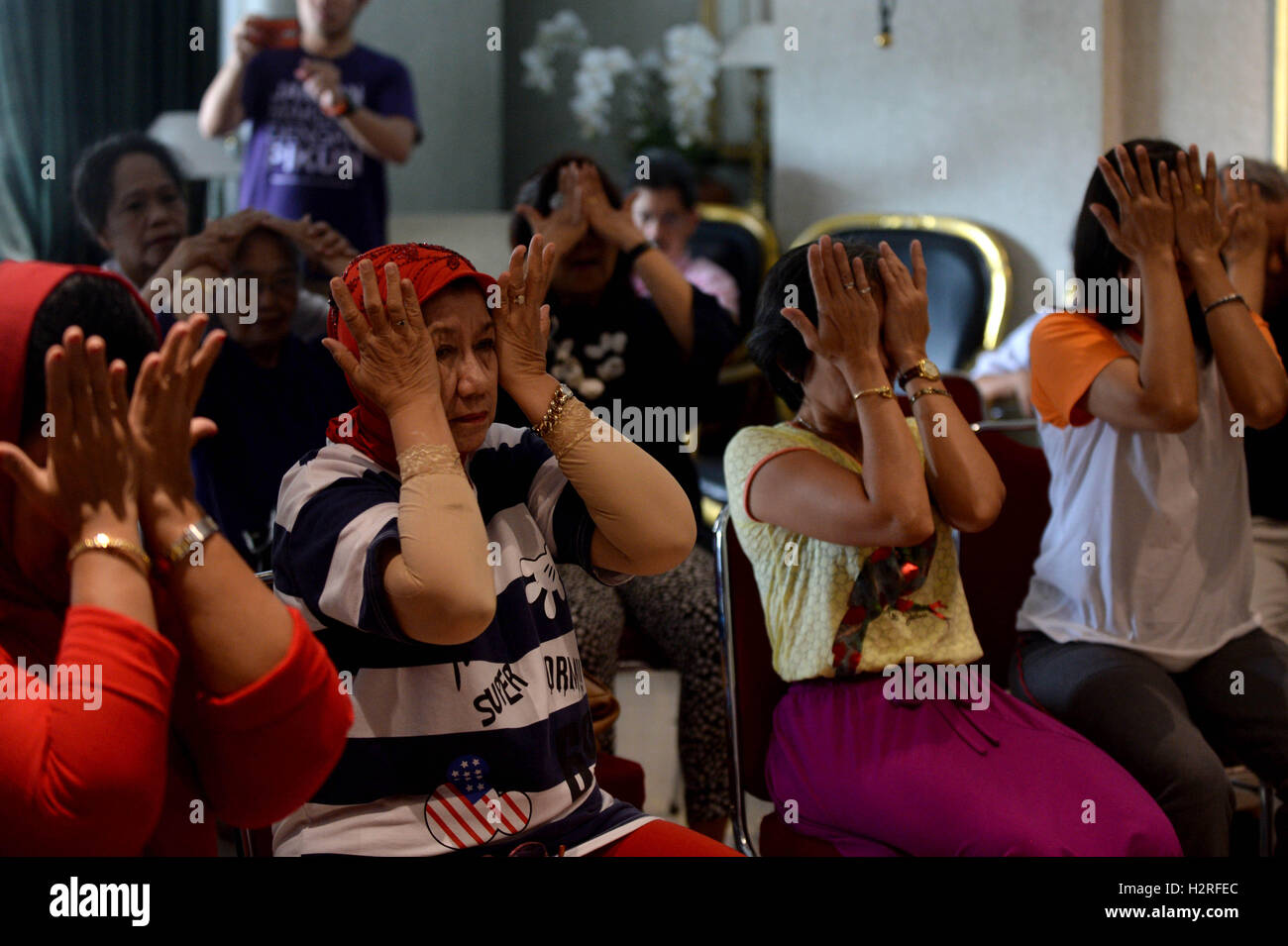 Jakarta, Indonesia. 1 Ott 2016. Il sambuco donne di partecipare in una pratica dello yoga durante un simposio di yoga e meditazione per anziani affetti dal morbo di Alzheimer e demenza di Jakarta, Indonesia, 1 ottobre, 2016. © Agung Kuncahya B./Xinhua/Alamy Live News Foto Stock