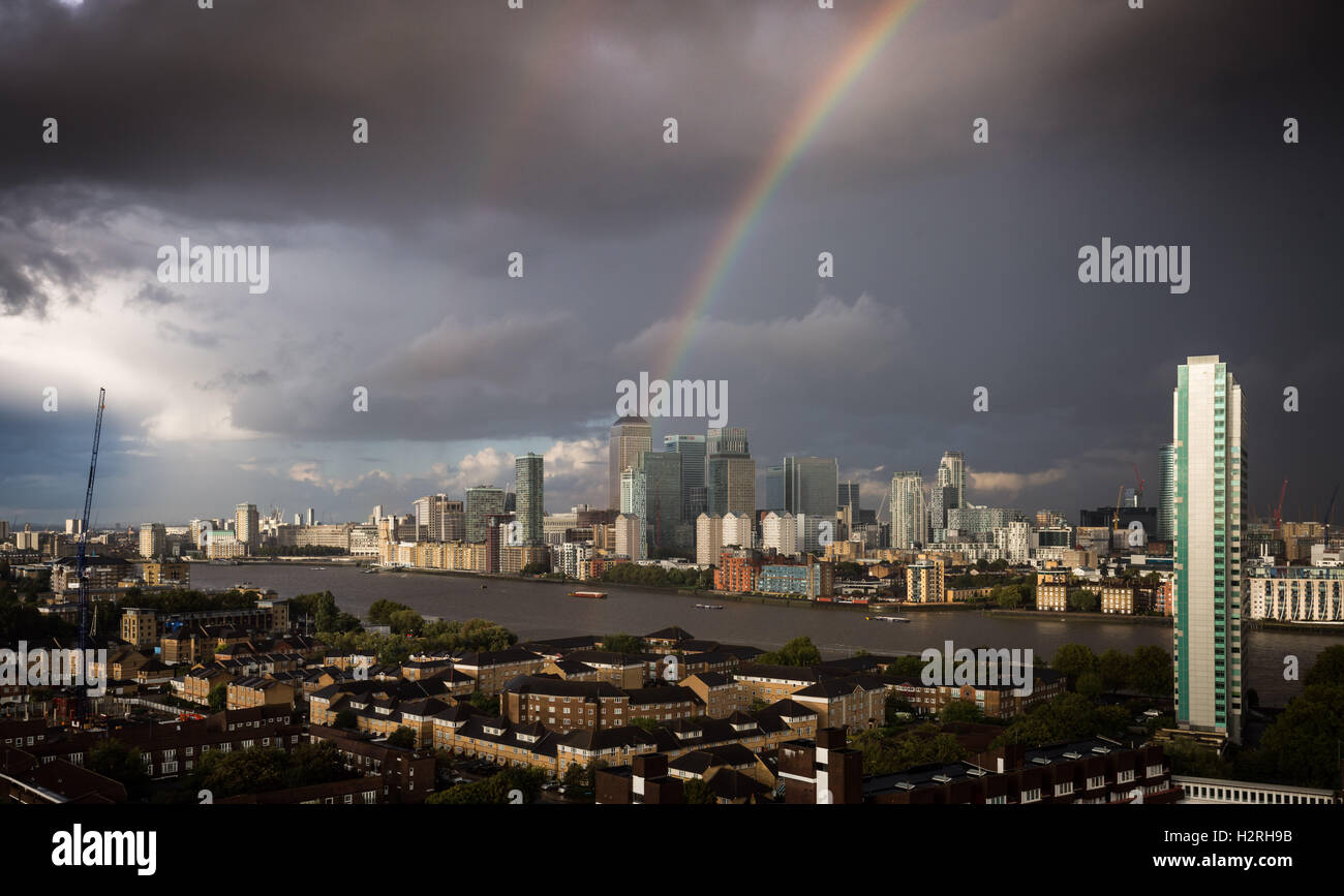 Londra, Regno Unito. 1 Ottobre, 2016. Regno Unito: Meteo arcobaleno colorato si rompe dopo un breve acquazzone pomeridiano oltre a sud-est di Londra tra cui Canary Wharf business park edifici Credito: Guy Corbishley/Alamy Live News Foto Stock