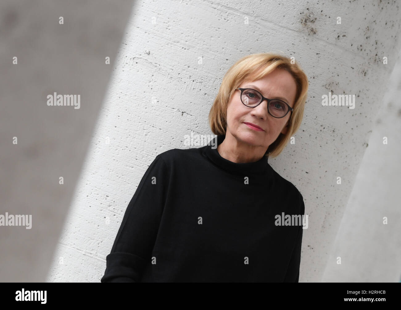 Autore Eva Schmidt guarda nella fotocamera durante una lettura presso il Literaturhaus in Frankfurt am Main, Germania, 01 ottobre 2016. Schmidt è stato nominato per il libro in tedesco Premio 2016 per il suo romanzo "Ein langes Jahr' (un lungo anno). Foto: Arne Dedert/dpa Foto Stock