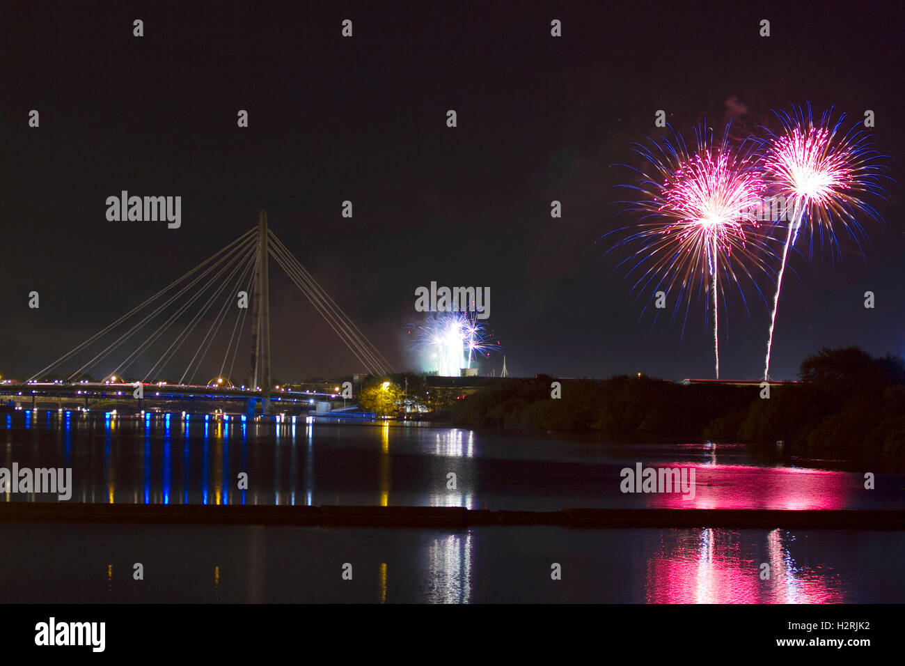 Southport, Merseyside, Regno Unito. Southport, Merseyside. Dal 01 ottobre 2016. Southport fuochi d' artificio musicali campionati calci fuori stasera con un avvio esplosivo! La manifestazione è diventata il più supportato evento nel calendario di fuochi d' artificio e uno spettacolo da non perdere. La notte si combina con i fuochi d'artificio musica come le esplosioni sono la coreografia e danza nel cielo in tempo con appositamente brani selezionati. Si tratta davvero di una vista da non perdere. Credito: Cernan Elias/Alamy Live News Foto Stock