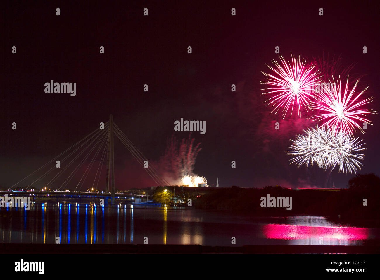 Southport, Merseyside, Regno Unito. Southport, Merseyside. Dal 01 ottobre 2016. Southport fuochi d' artificio musicali campionati calci fuori stasera con un avvio esplosivo! La manifestazione è diventata il più supportato evento nel calendario di fuochi d' artificio e uno spettacolo da non perdere. La notte si combina con i fuochi d'artificio musica come le esplosioni sono la coreografia e danza nel cielo in tempo con appositamente brani selezionati. Si tratta davvero di una vista da non perdere. Credito: Cernan Elias/Alamy Live News Foto Stock
