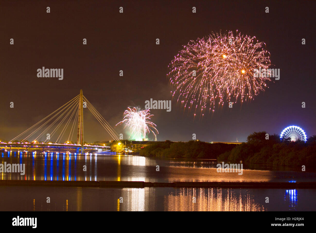 Southport, Merseyside, Regno Unito. Southport, Merseyside. Dal 01 ottobre 2016. Southport fuochi d' artificio musicali campionati calci fuori stasera con un avvio esplosivo! La manifestazione è diventata il più supportato evento nel calendario di fuochi d' artificio e uno spettacolo da non perdere. La notte si combina con i fuochi d'artificio musica come le esplosioni sono la coreografia e danza nel cielo in tempo con appositamente brani selezionati. Si tratta davvero di una vista da non perdere. Credito: Cernan Elias/Alamy Live News Foto Stock