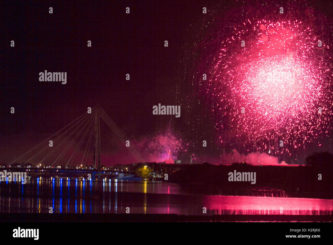 Southport, Merseyside, Regno Unito. Southport, Merseyside. Dal 01 ottobre 2016. Southport fuochi d' artificio musicali campionati calci fuori stasera con un avvio esplosivo! La manifestazione è diventata il più supportato evento nel calendario di fuochi d' artificio e uno spettacolo da non perdere. La notte si combina con i fuochi d'artificio musica come le esplosioni sono la coreografia e danza nel cielo in tempo con appositamente brani selezionati. Si tratta davvero di una vista da non perdere. Credito: Cernan Elias/Alamy Live News Foto Stock