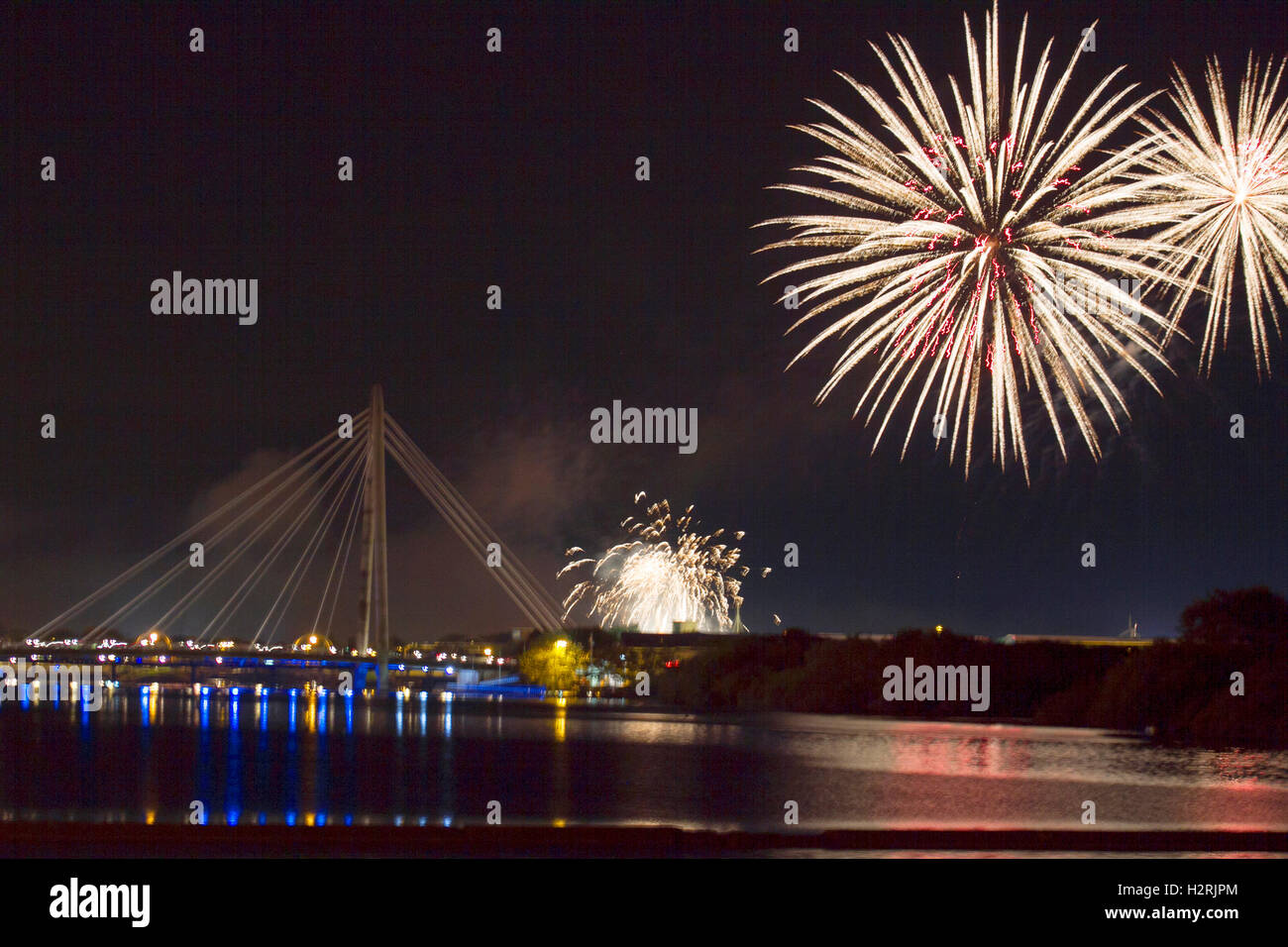 Southport, Merseyside, Regno Unito. Southport, Merseyside. Dal 01 ottobre 2016. Southport fuochi d' artificio musicali campionati calci fuori stasera con un avvio esplosivo! La manifestazione è diventata il più supportato evento nel calendario di fuochi d' artificio e uno spettacolo da non perdere. La notte si combina con i fuochi d'artificio musica come le esplosioni sono la coreografia e danza nel cielo in tempo con appositamente brani selezionati. Si tratta davvero di una vista da non perdere. Credito: Cernan Elias/Alamy Live News Foto Stock