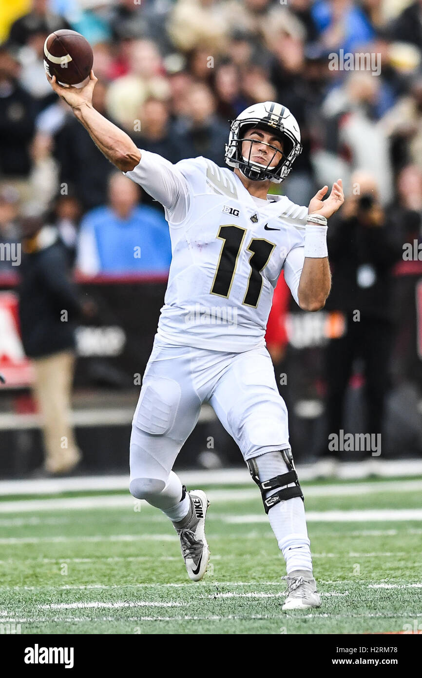 College Park, Maryland, Stati Uniti d'America. 1 Ott 2016. Purdue quarterback DAVID BLOUGH (11) genera una incompleta pass presso la capitale di un campo in Maryland Stadium, College Park, Maryland. Credito: Amy Sanderson/ZUMA filo/Alamy Live News Foto Stock