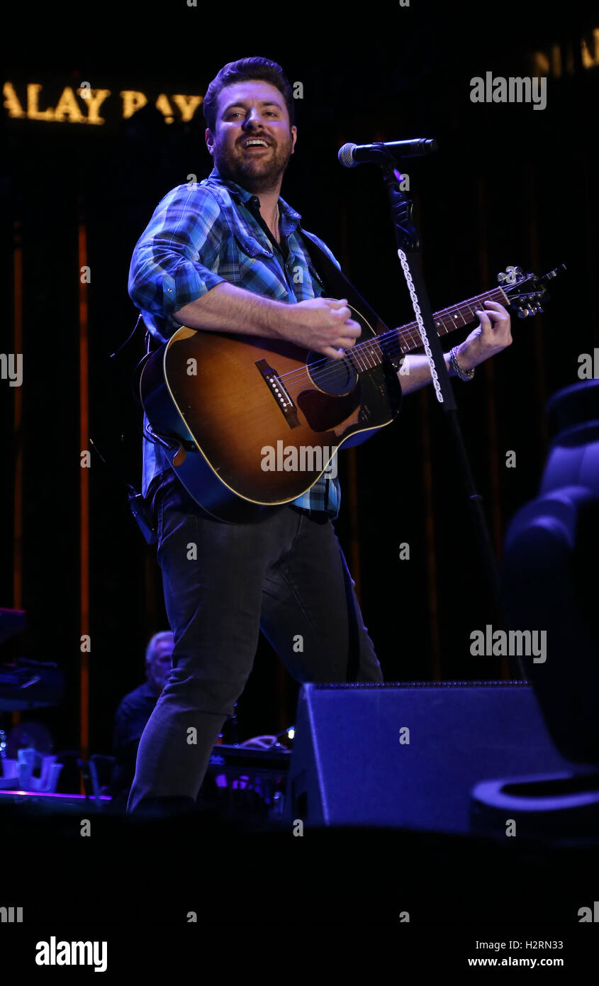 Las Vegas, NV, Stati Uniti d'America. 1 Ott 2016. 01 Ottobre 2016 - Las Vegas NV - Chris giovani. 2016 Route 91 Harvest Festival il giorno 2 presso il villaggio di MGM. Photo credit: MJT/AdMedia Credito: Mjt/AdMedia/ZUMA filo/Alamy Live News Foto Stock