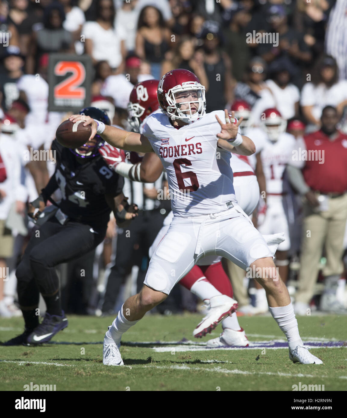 Ft Worth, Texas, USA. 1 Ott 2016. Il lettore di unità organizzative BAKER MAYFIELD (6) gettare un pass, Credito: Hoss Mcbain/ZUMA filo/Alamy Live News Foto Stock