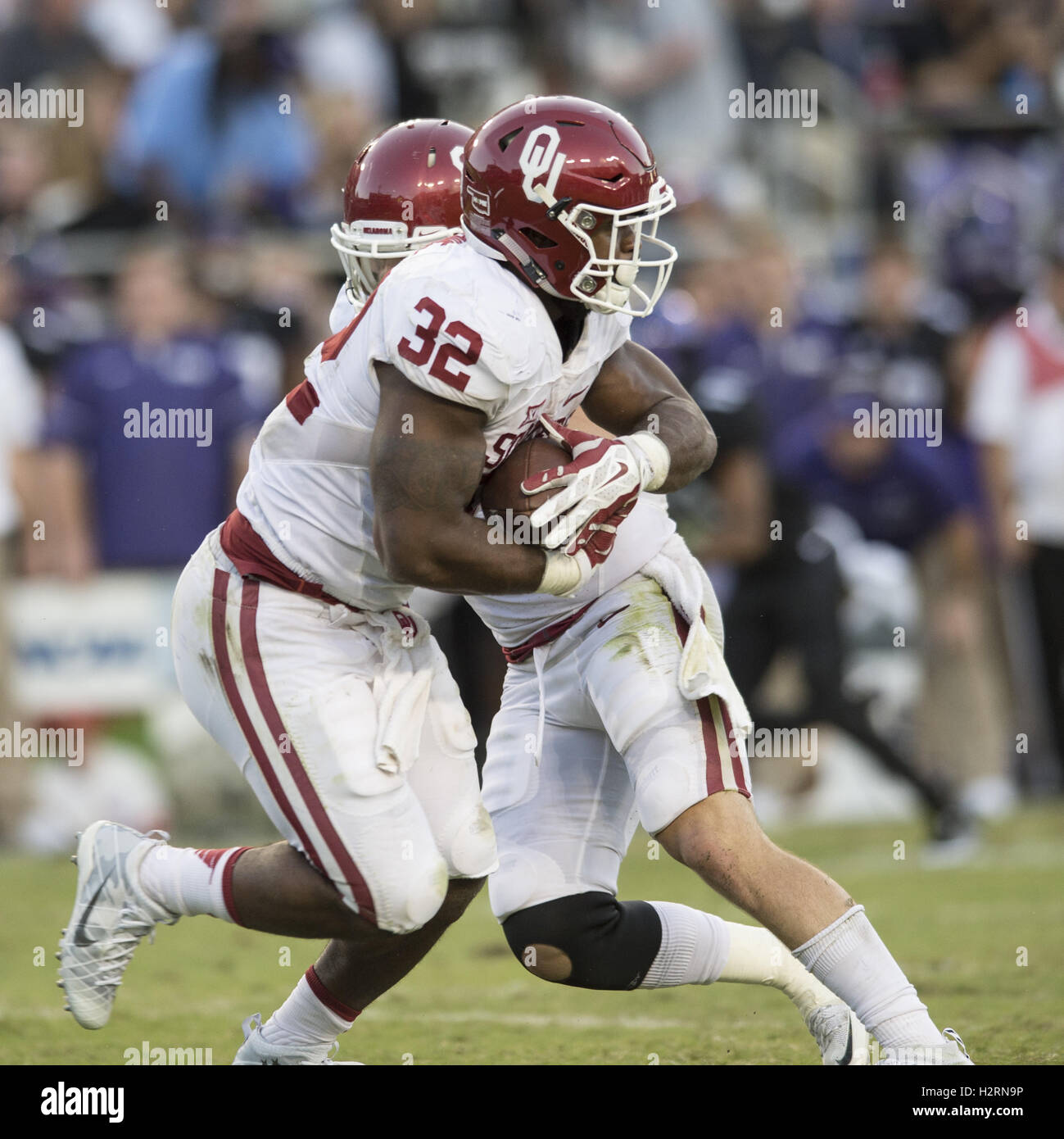 Ft Worth, Texas, USA. 1 Ott 2016. Il lettore di unità organizzative BAKER MAYFIELD (6) consegnato a SAMAJE PERINE (32) per un 7 cantiere guadagno. Credito: Hoss Mcbain/ZUMA filo/Alamy Live News Foto Stock