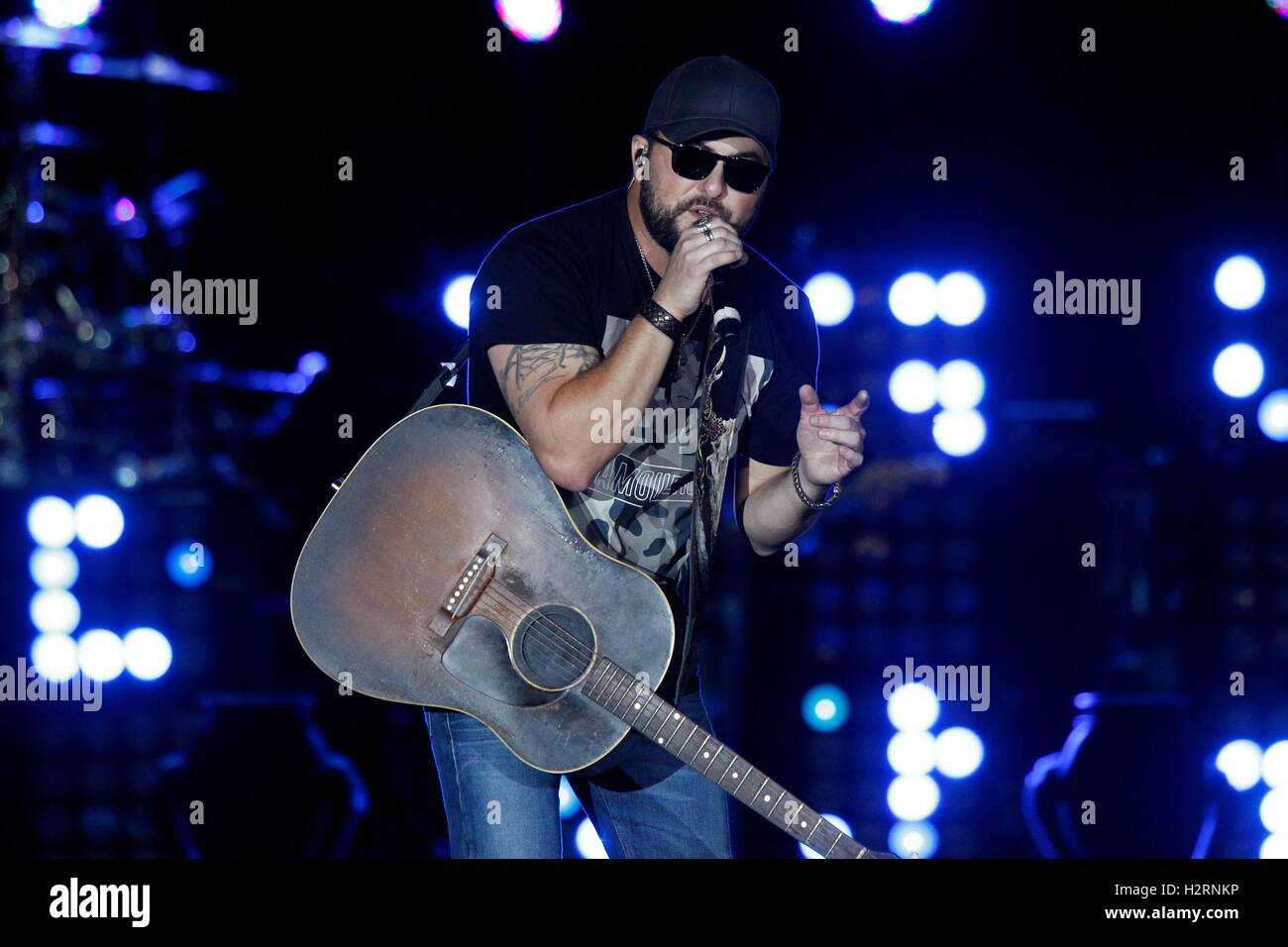 Las Vegas, NV, Stati Uniti d'America. 1 Ott 2016. Tyler Farr di presenze per la seconda annuale Route 91 Harvest Festival della Musica Country - SAT, Las Vegas Village, Las Vegas, nanovolt Ottobre 1, 2016. Credito: James Atoa/Everett raccolta/Alamy Live News Foto Stock