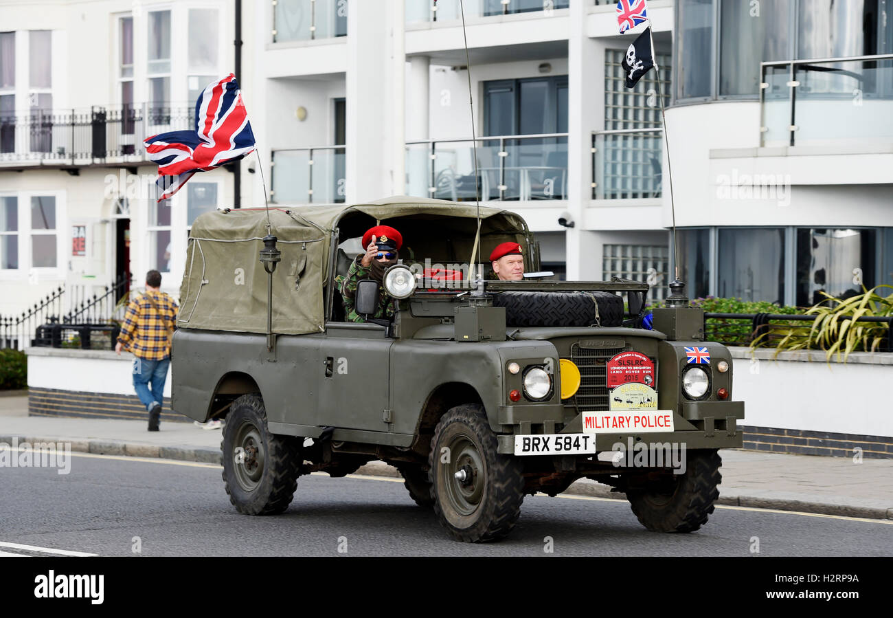 Brighton Regno Unito 2 ottobre 2016 - centinaia di Land Rover proprietari tra cui la polizia militare veicolo arriva a Brighton oggi come loro traguardo annuale di Londra a Brighton Land Rover Rally Foto Stock