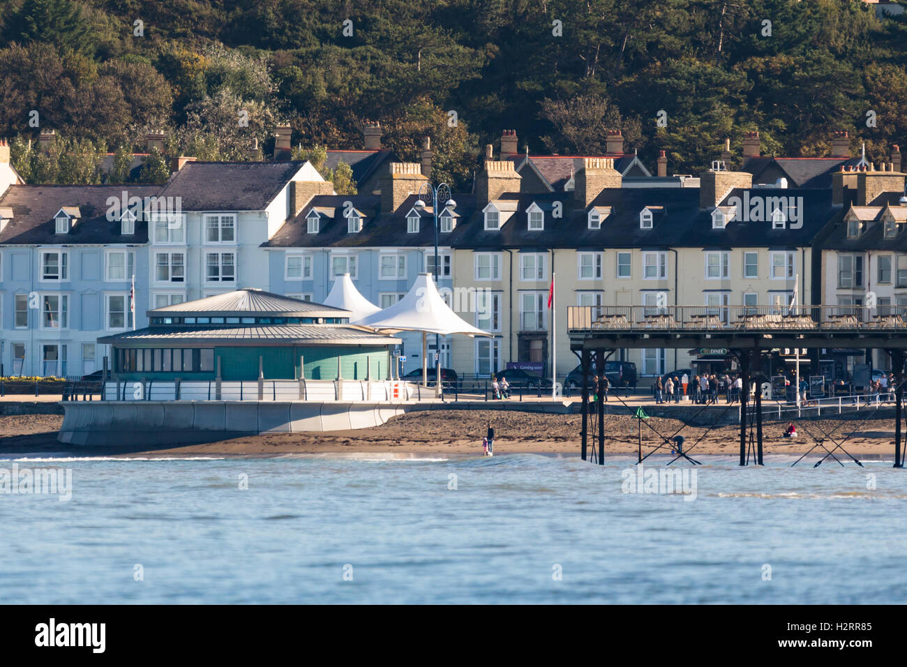 Una vista di Aberystwyth bandstand e parte del molo come visto dal mare Foto Stock