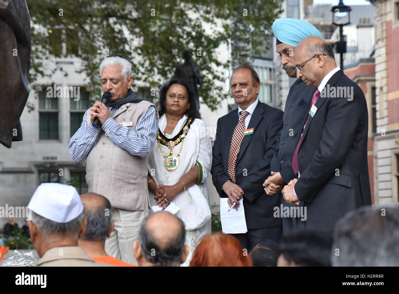La piazza del Parlamento, Londra, Regno Unito. 2° ottobre 2016. Membri della comunità Indiana festeggiare il compleanno del Mahatma Gandhi Foto Stock