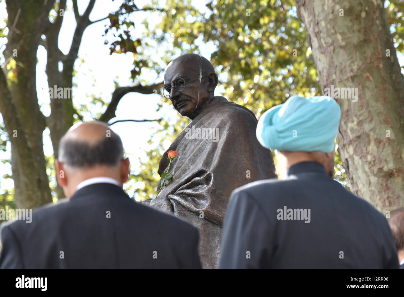 La piazza del Parlamento, Londra, Regno Unito. 2° ottobre 2016. Membri della comunità Indiana festeggiare il compleanno del Mahatma Gandhi Foto Stock