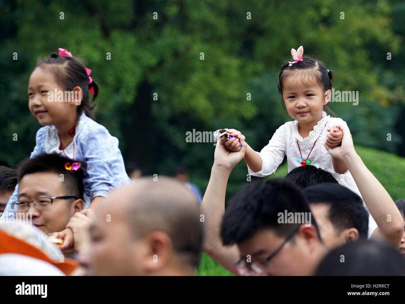 Nanjing, cinese della provincia di Jiangsu. 2 Ottobre, 2016. La gente visita Dr. Sun Yat-sen il mausoleo in Nanjing, a est della capitale cinese della provincia di Jiangsu, Ottobre 2, 2016. Le persone godono il secondo giorno della settimana di Giornata Nazionale vacanze domenica. © Sun può/Xinhua/Alamy Live News Foto Stock