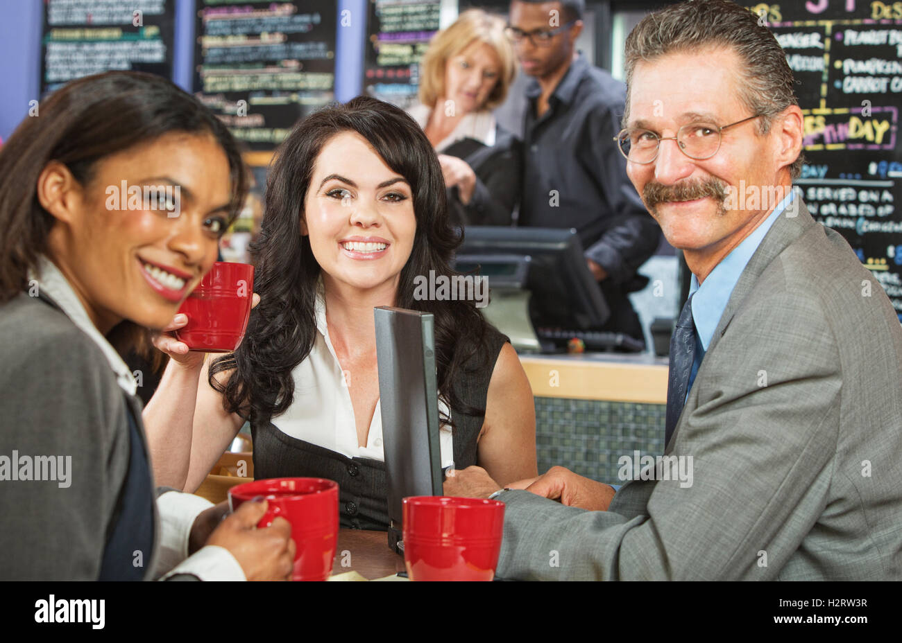 Tre dirigenti felice di bere il caffè Foto Stock