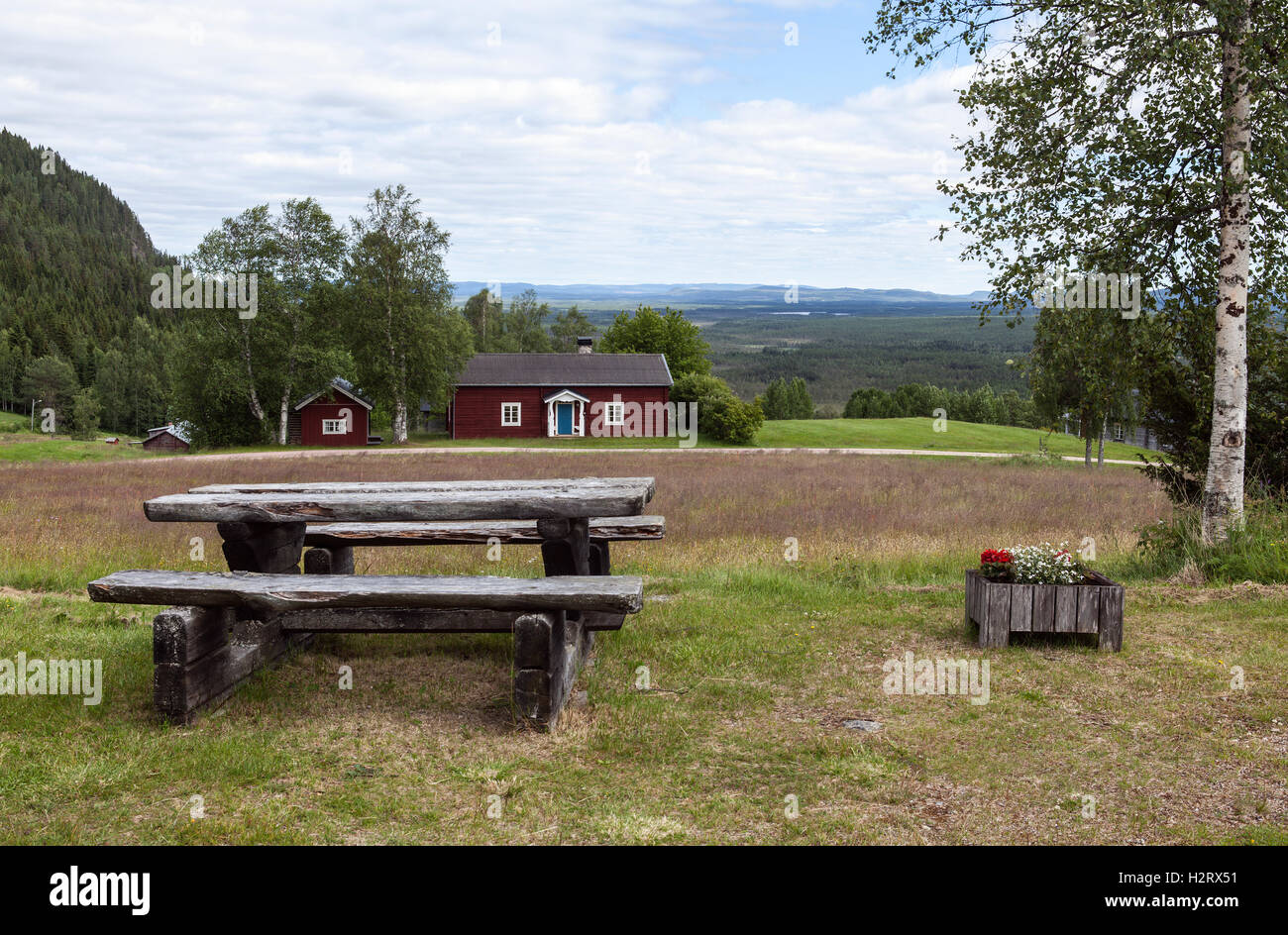 HARJEDALEN, Svezia sulla luglio 07, 2016. La vista su una area di servizio, gli edifici e il paesaggio. Estate e terreni agricoli. Uso editoriale. Foto Stock