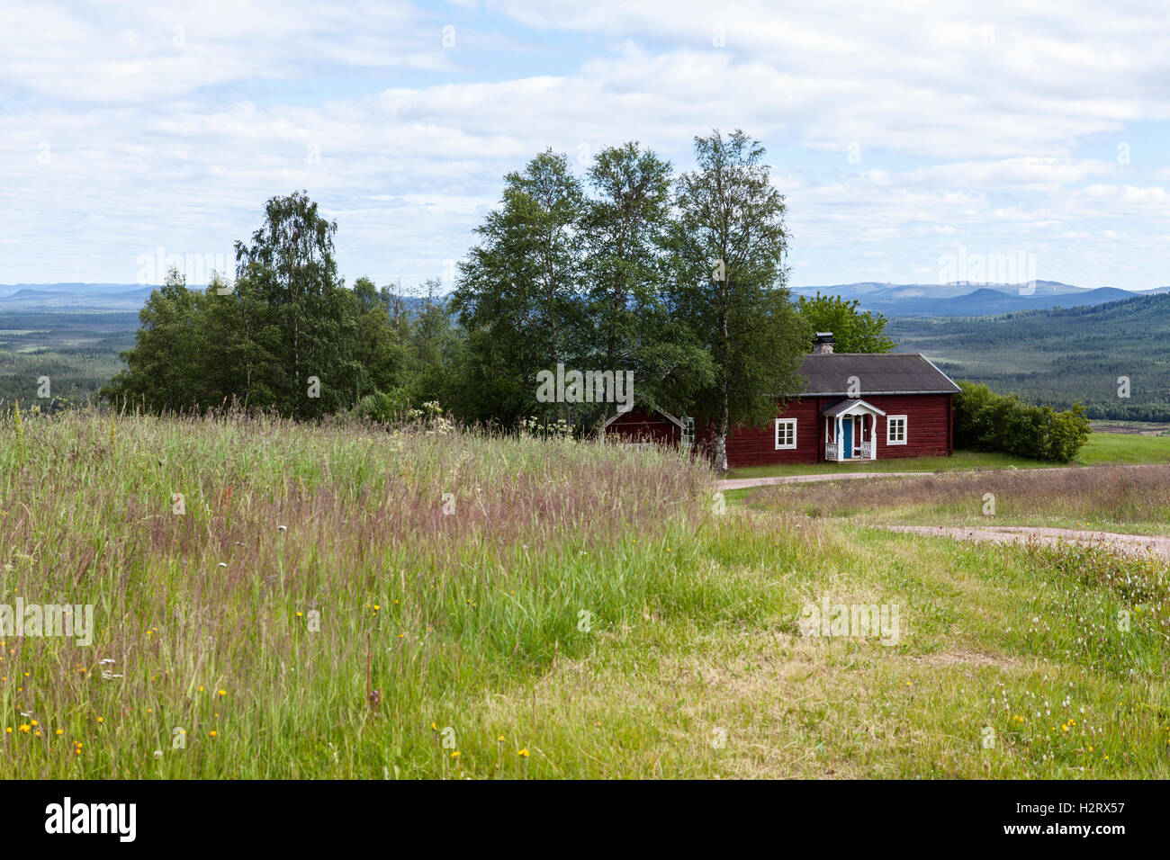 HARJEDALEN, Svezia sulla luglio 07, 2016. Vista su edifici, strada di ghiaia e il paesaggio. Estate e terreni agricoli. Uso editoriale. Foto Stock