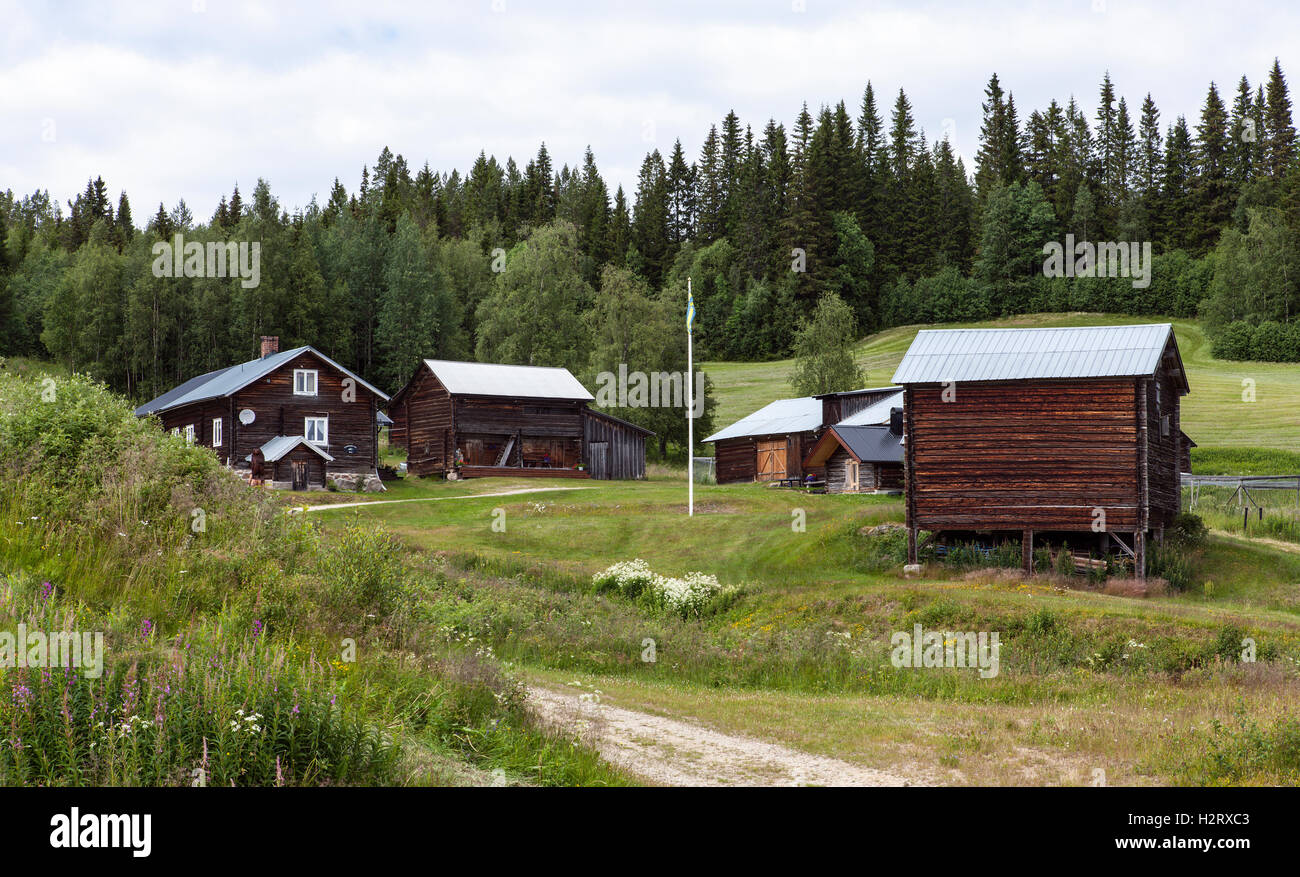 HARJEDALEN, Svezia sulla luglio 07, 2016. Vista di una vecchia fattoria in legno. Luogo rurale nel paesaggio, campagna. Uso editoriale. Foto Stock