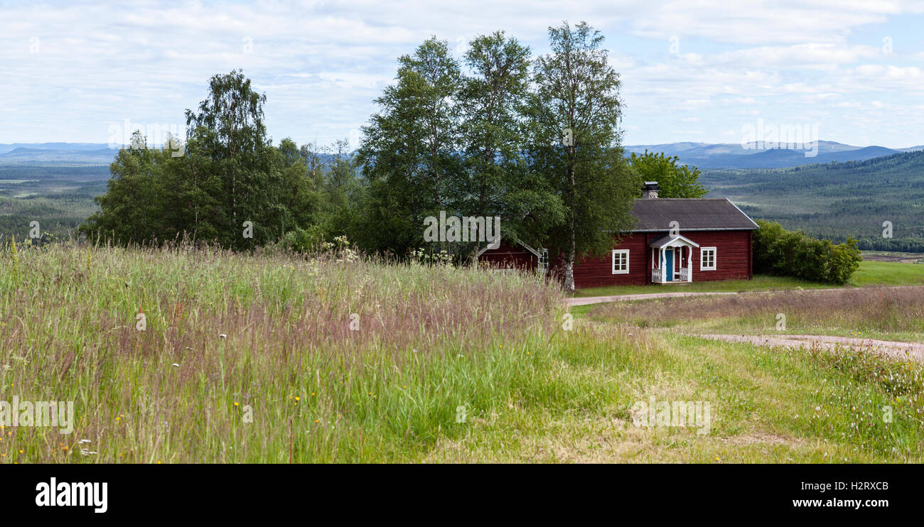 HARJEDALEN, Svezia sulla luglio 07, 2016. Vista su edifici, strada di ghiaia e il paesaggio. Estate e terreni agricoli. Uso editoriale. Foto Stock