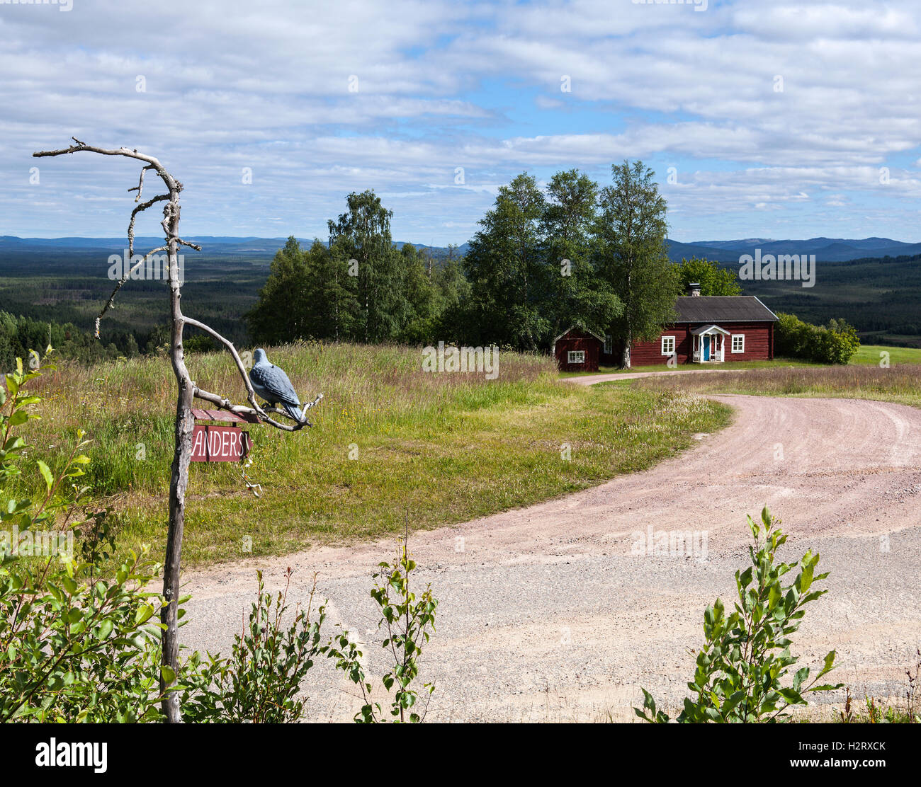 HARJEDALEN, Svezia sulla luglio 07, 2016. Vista su edifici, strada di ghiaia e il paesaggio. Segno e un uccello di legno. Uso editoriale. Foto Stock