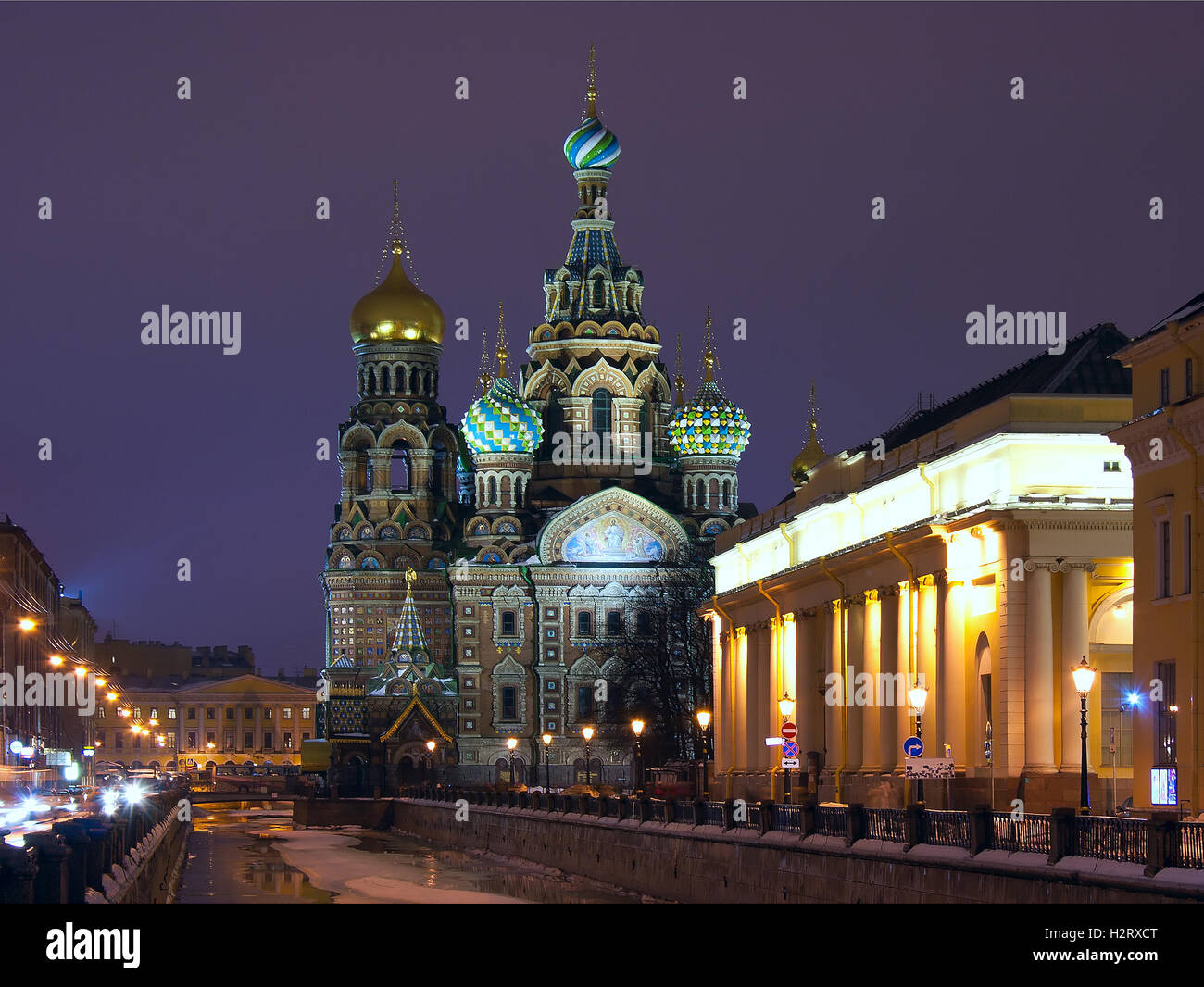 Un punto di riferimento di San Pietroburgo (Russia) da una notte invernale: cattedrale ortodossa (chiesa) Spas-na-krovi (Salvatore sul Sangue) Foto Stock