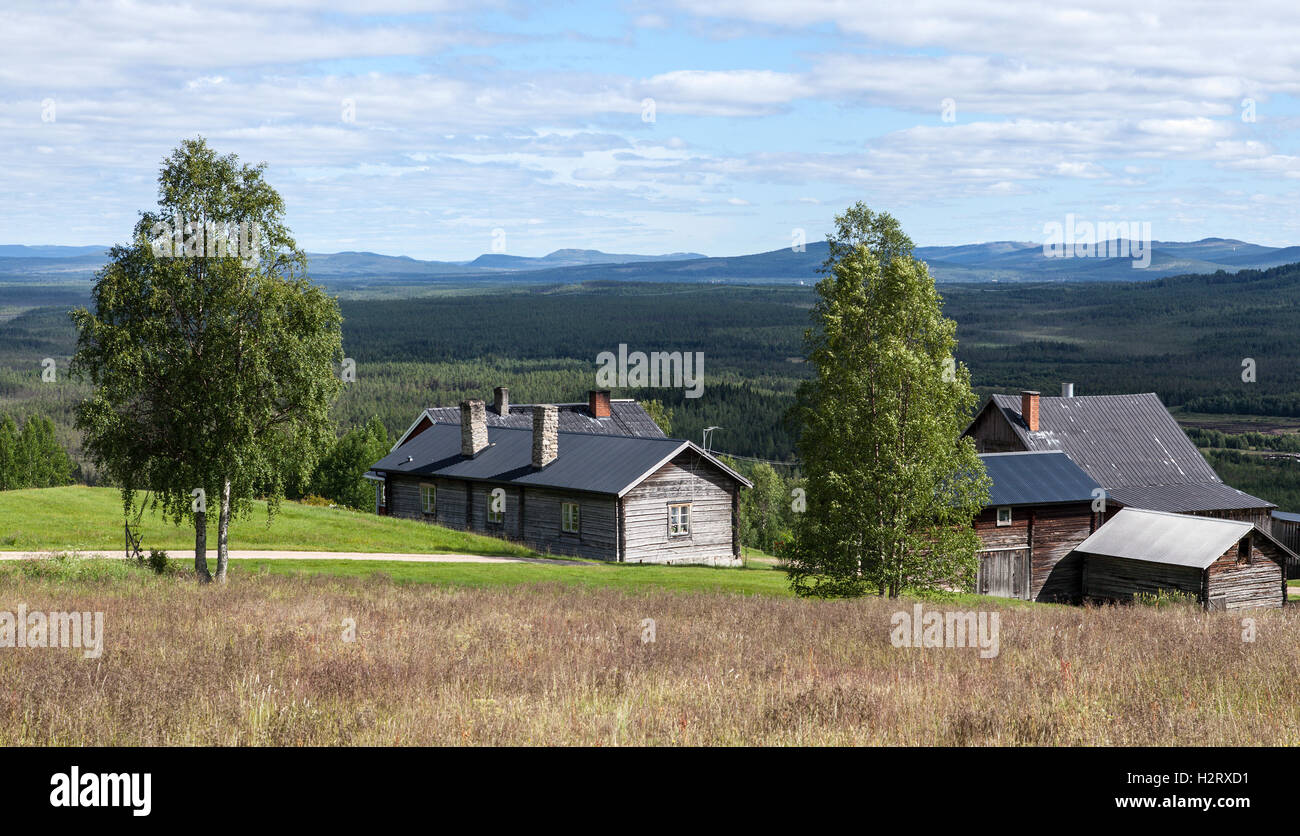 HARJEDALEN, Svezia sulla luglio 07, 2016. Vista della campagna e dello stile di vita fino a Nord. Orizzonte, log in legno di edifici. Editoriale. Foto Stock