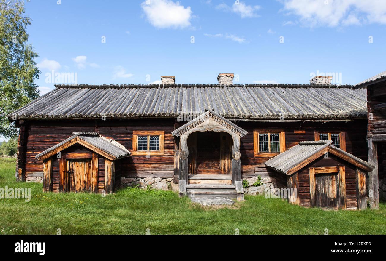 HARJEDALEN, Svezia sulla luglio 07, 2016. Vista di un museo a cielo aperto, legno homestead. Edifici rustici in legno, 17th. Editoriale. Foto Stock