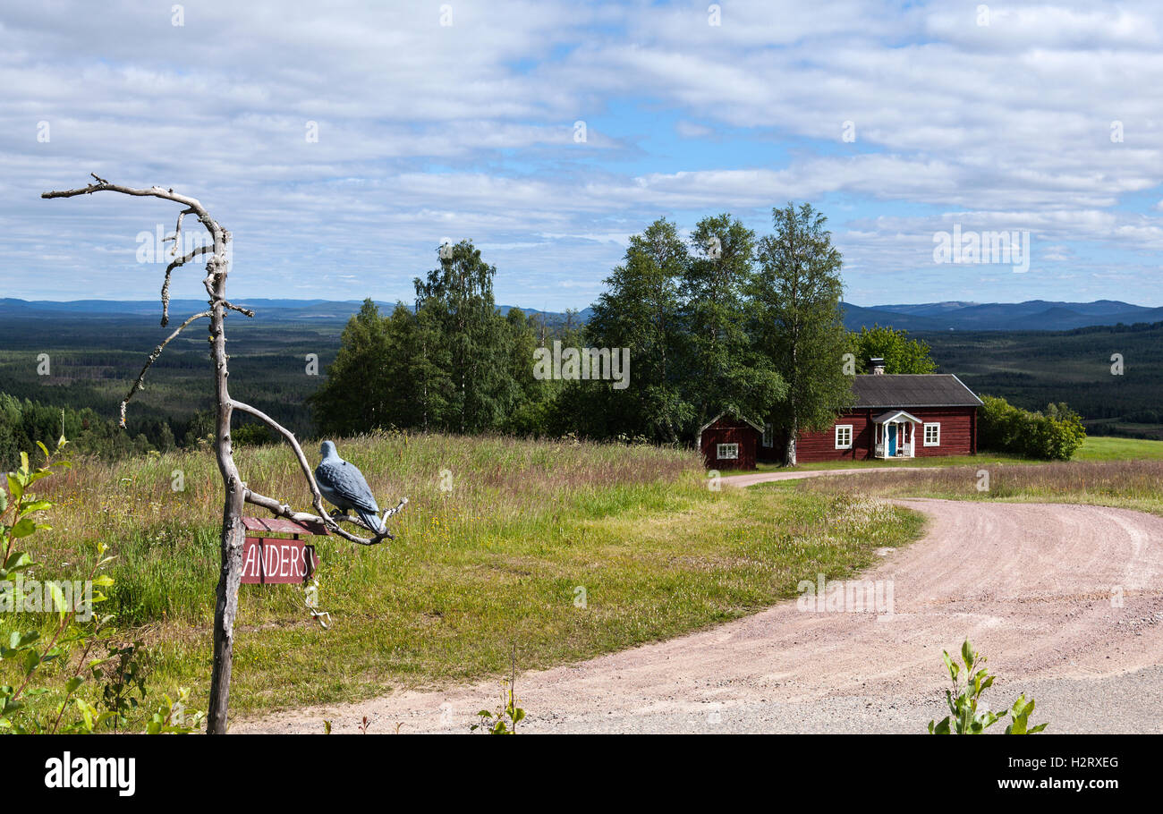 HARJEDALEN, Svezia sulla luglio 07, 2016. Vista su edifici, strada di ghiaia e il paesaggio. Segno e un uccello di legno. Uso editoriale. Foto Stock