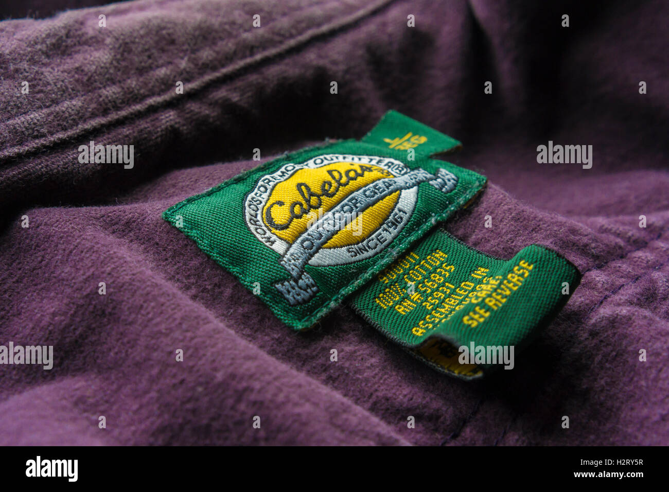 Un Cabela's etichetta su una camicia di Venerdì, 30 settembre 2016. La vendita di Cabela's sembra imminente come due consorzi la linea fino a un'offerta per l'outdoor Abbigliamento e attrezzature rivenditore. Entrambi i partner di platano e Bass Pro Shops, teaming in su con le banche e le banche di investimento sono riportati per essere pronti a presentare un'offerta, con le offerte che a causa di questa settimana. (© Richard B. Levine) Foto Stock