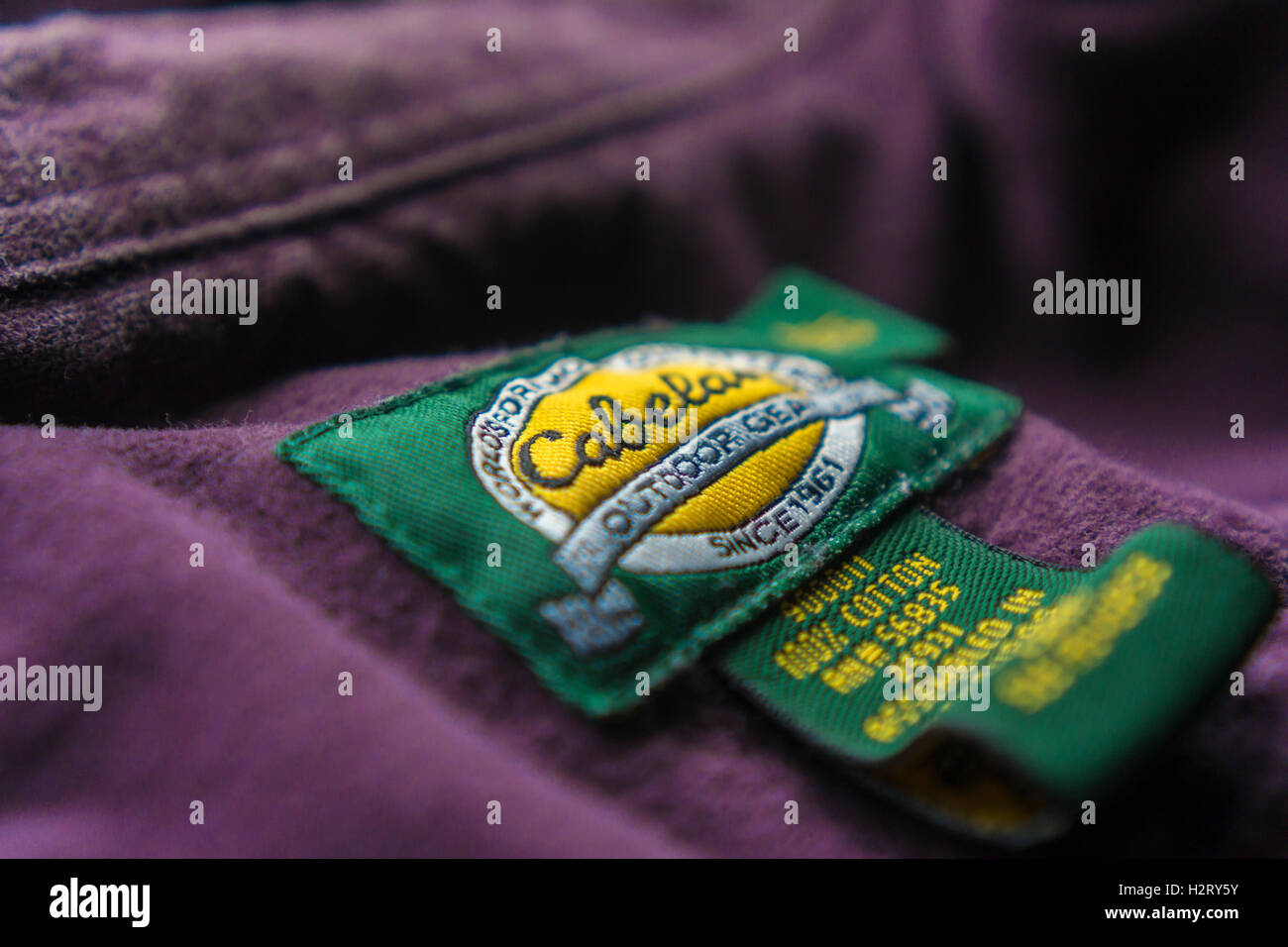 Un Cabela's etichetta su una camicia di Venerdì, 30 settembre 2016. La vendita di Cabela's sembra imminente come due consorzi la linea fino a un'offerta per l'outdoor Abbigliamento e attrezzature rivenditore. Entrambi i partner di platano e Bass Pro Shops, teaming in su con le banche e le banche di investimento sono riportati per essere pronti a presentare un'offerta, con le offerte che a causa di questa settimana. (© Richard B. Levine) Foto Stock