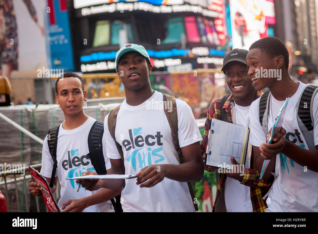 Volontari da presenze Nazionale celebrare la registrazione degli elettori il giorno in Times Square a New York martedì, 27 settembre 2016. I volontari hanno sedotto i non registrati a registrarsi per votare. (© Richard B. Levine) Foto Stock