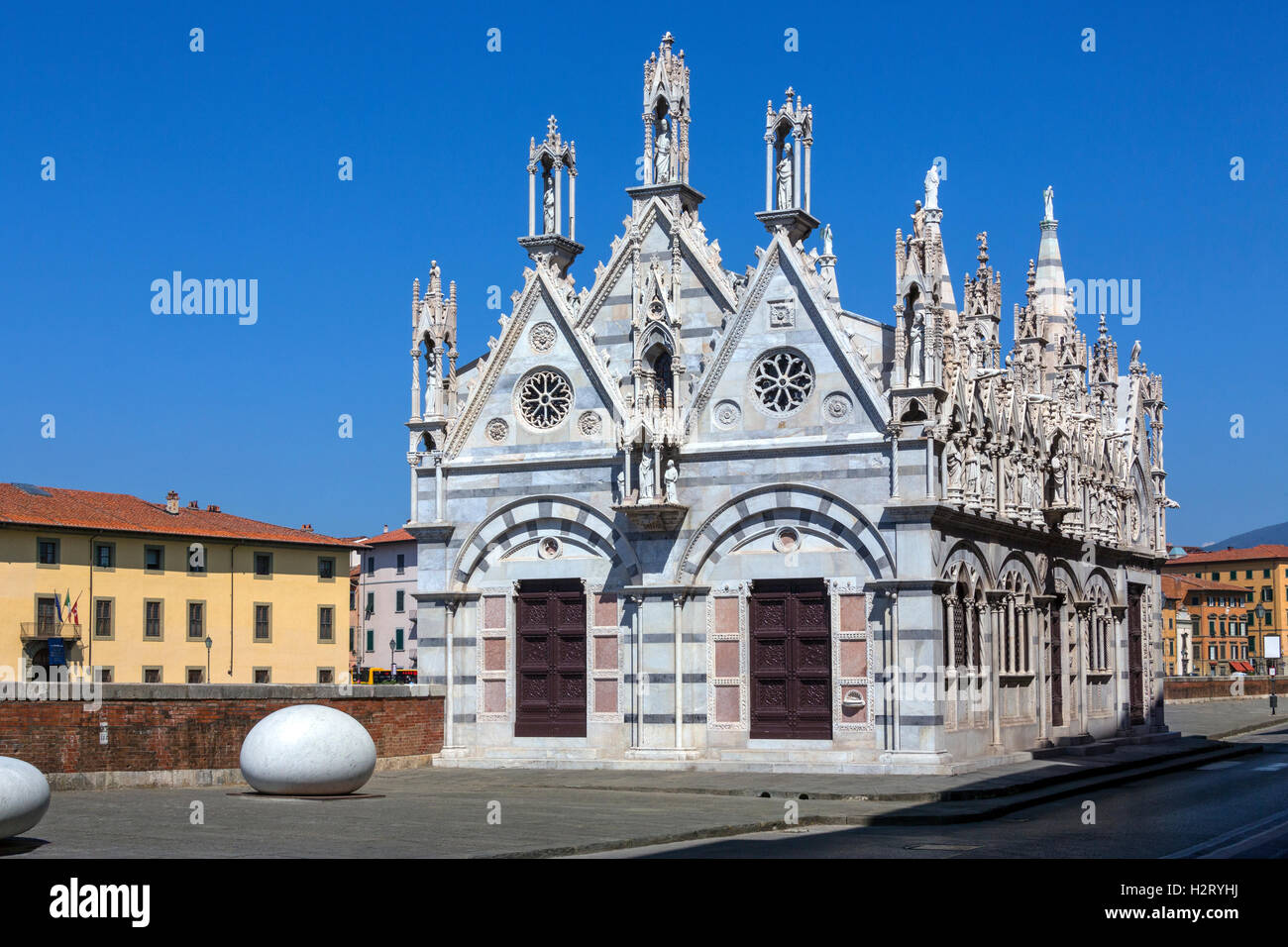 Chiesa di Santa Maria della Spina è una piccola chiesa nella città italiana di Pisa. La chiesa, eretta intorno al 1230 nel pisano stile gotico Foto Stock