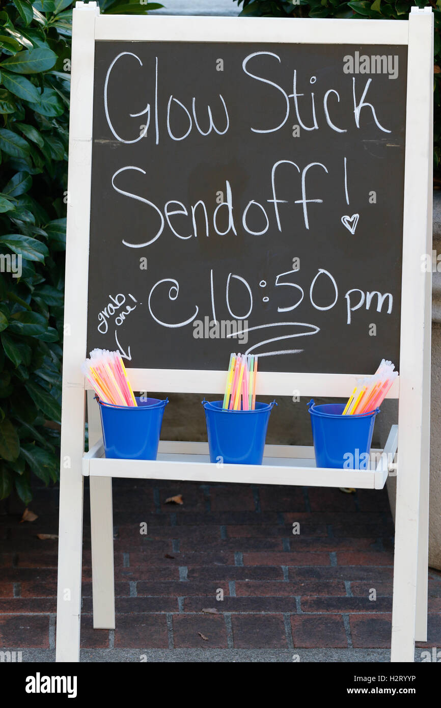 Glow stick send off per un matrimonio Foto Stock