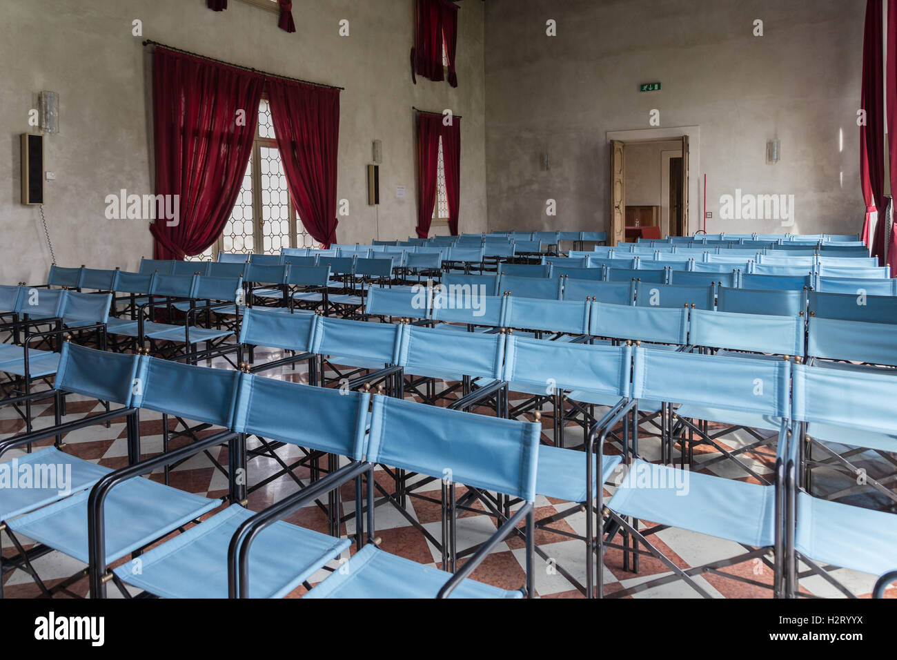 Vicenza, Italia - 13 Maggio 2015: sala conferenze con tela sedie blu e tende rosse, all'interno di Villa Cordellina Lombardi in Vic Foto Stock