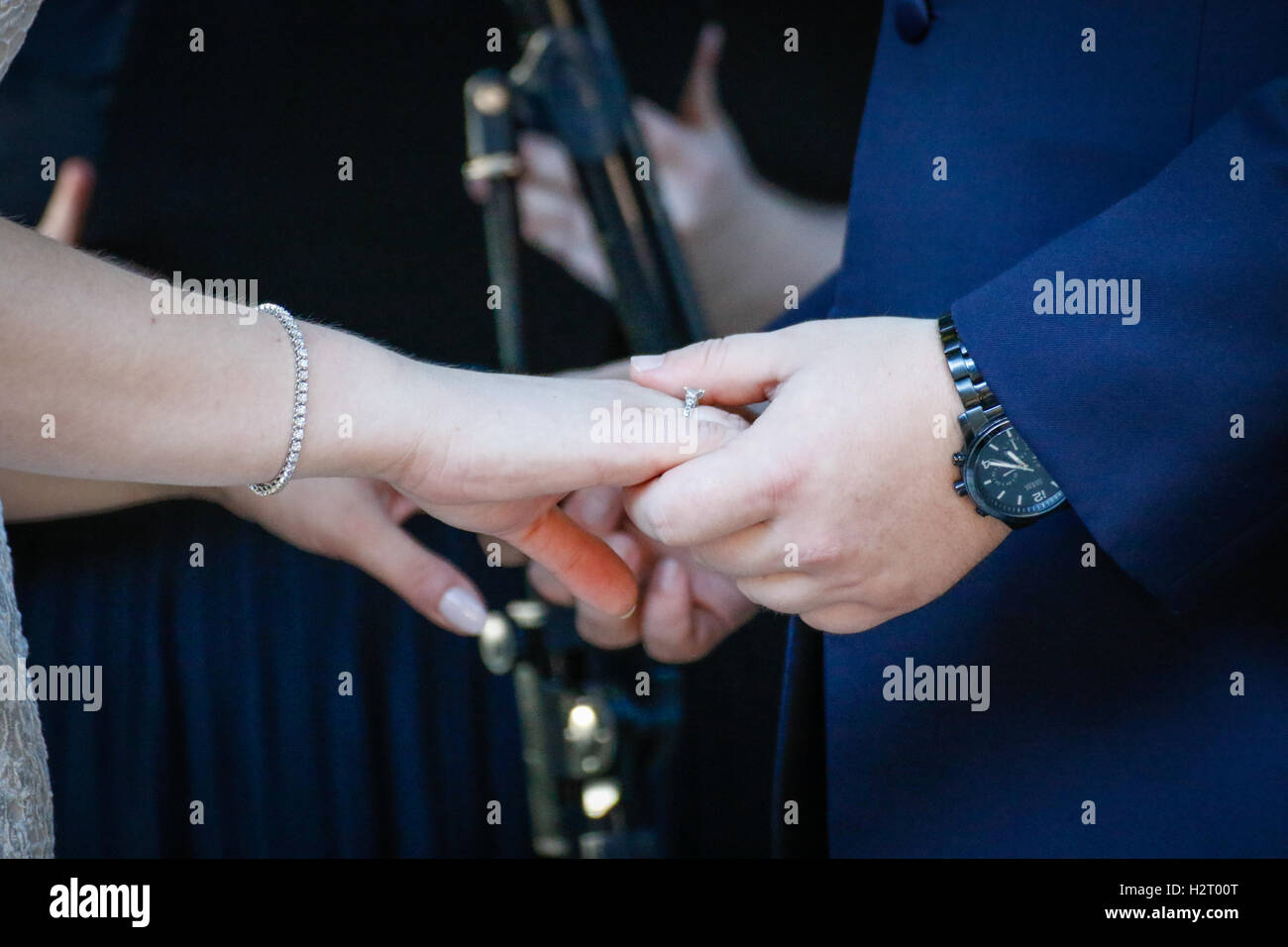 Giovane scambia gli anelli di nozze Foto Stock
