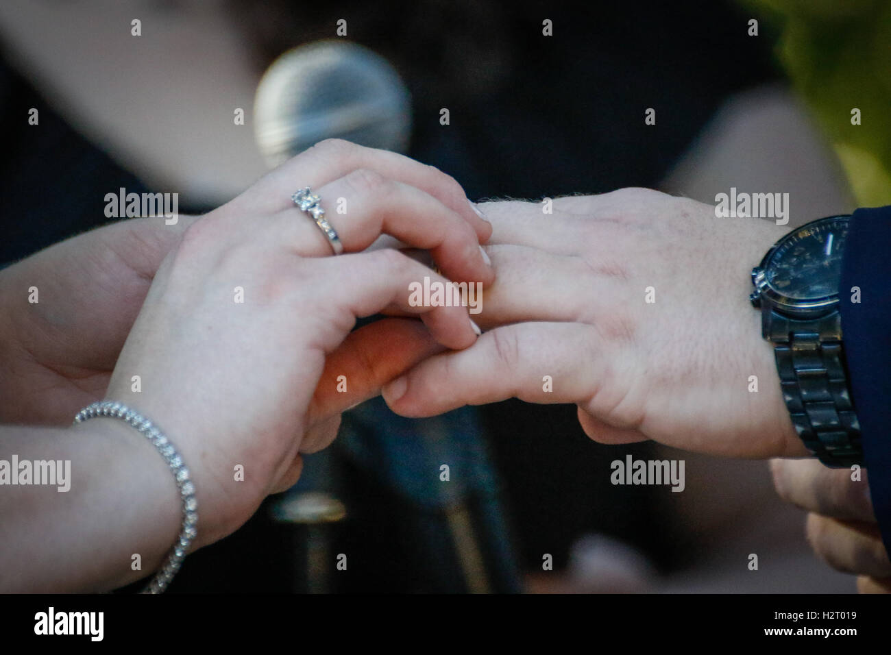 Giovane scambia gli anelli di nozze Foto Stock