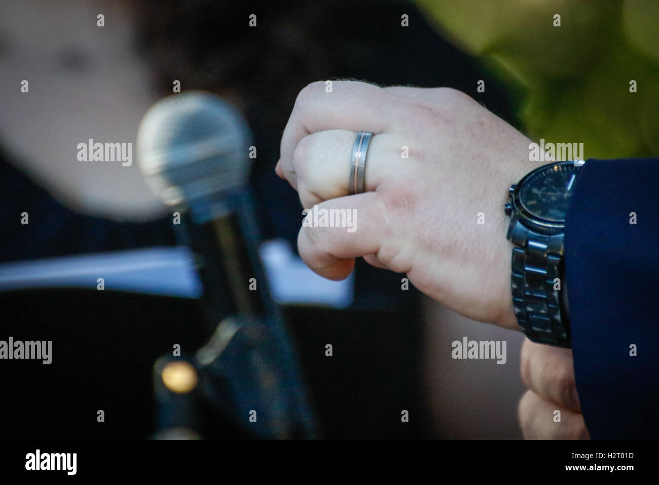 Giovane scambia gli anelli di nozze Foto Stock