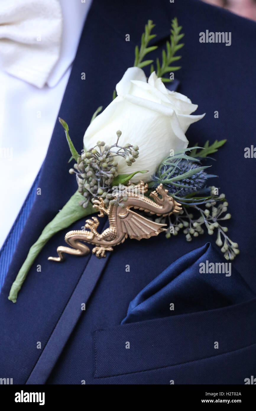 Lo sposo che indossa un boutineer con un drago Foto Stock