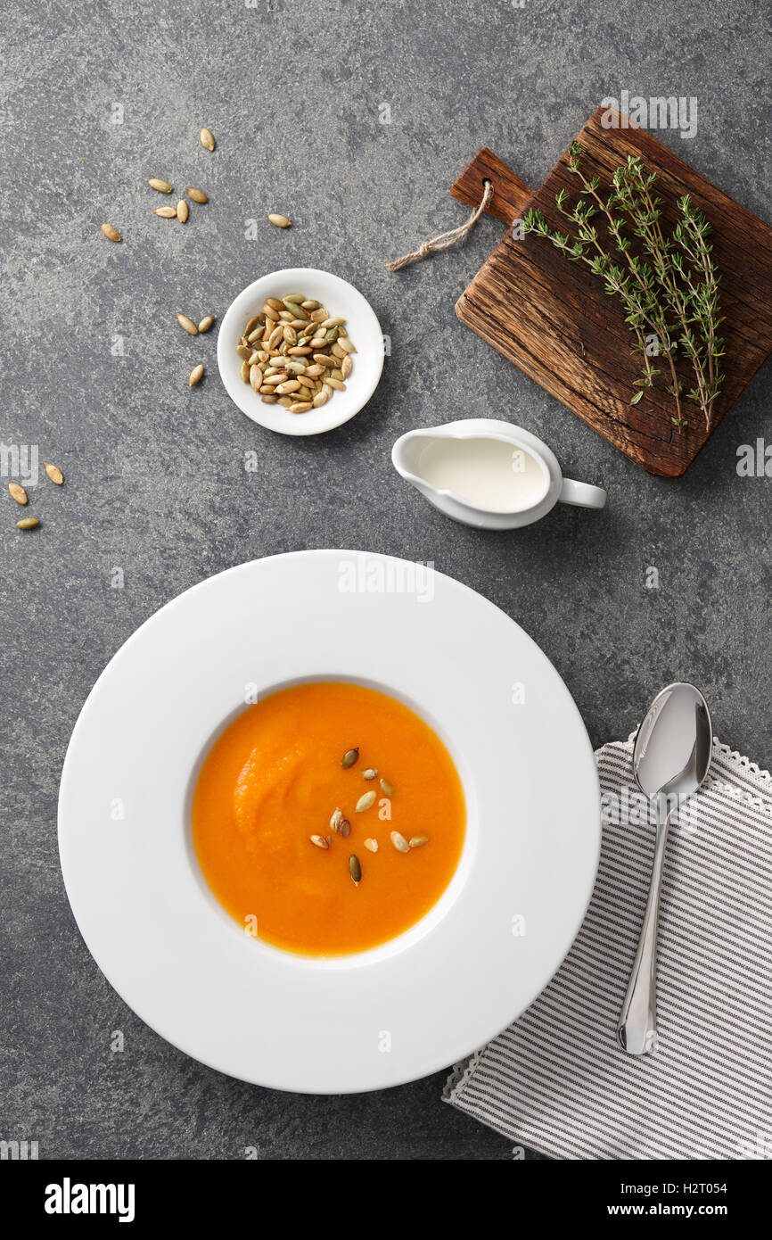 Grande piastra bianca con zuppa di zucca Foto Stock