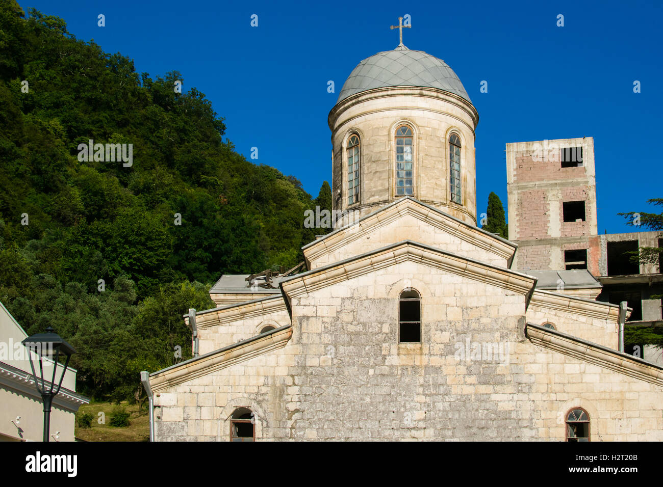 Chiesa del monastero di close-up in Abkhazia in estate Foto Stock