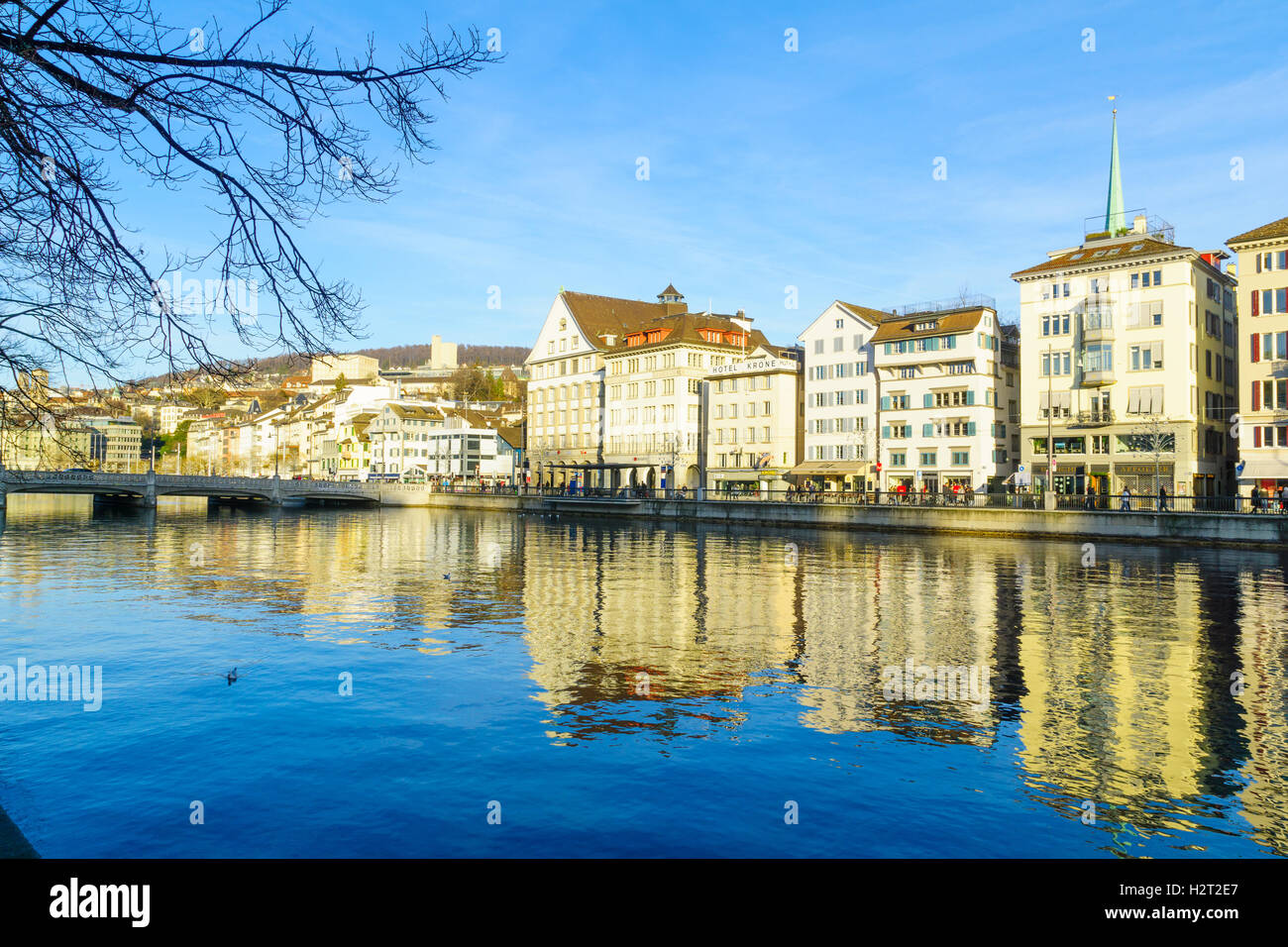 ZURICH, Svizzera - 25 dicembre 2015: vista panoramica del centro storico (Altstadt), sulla riva orientale del fiume Limmat, con l Foto Stock