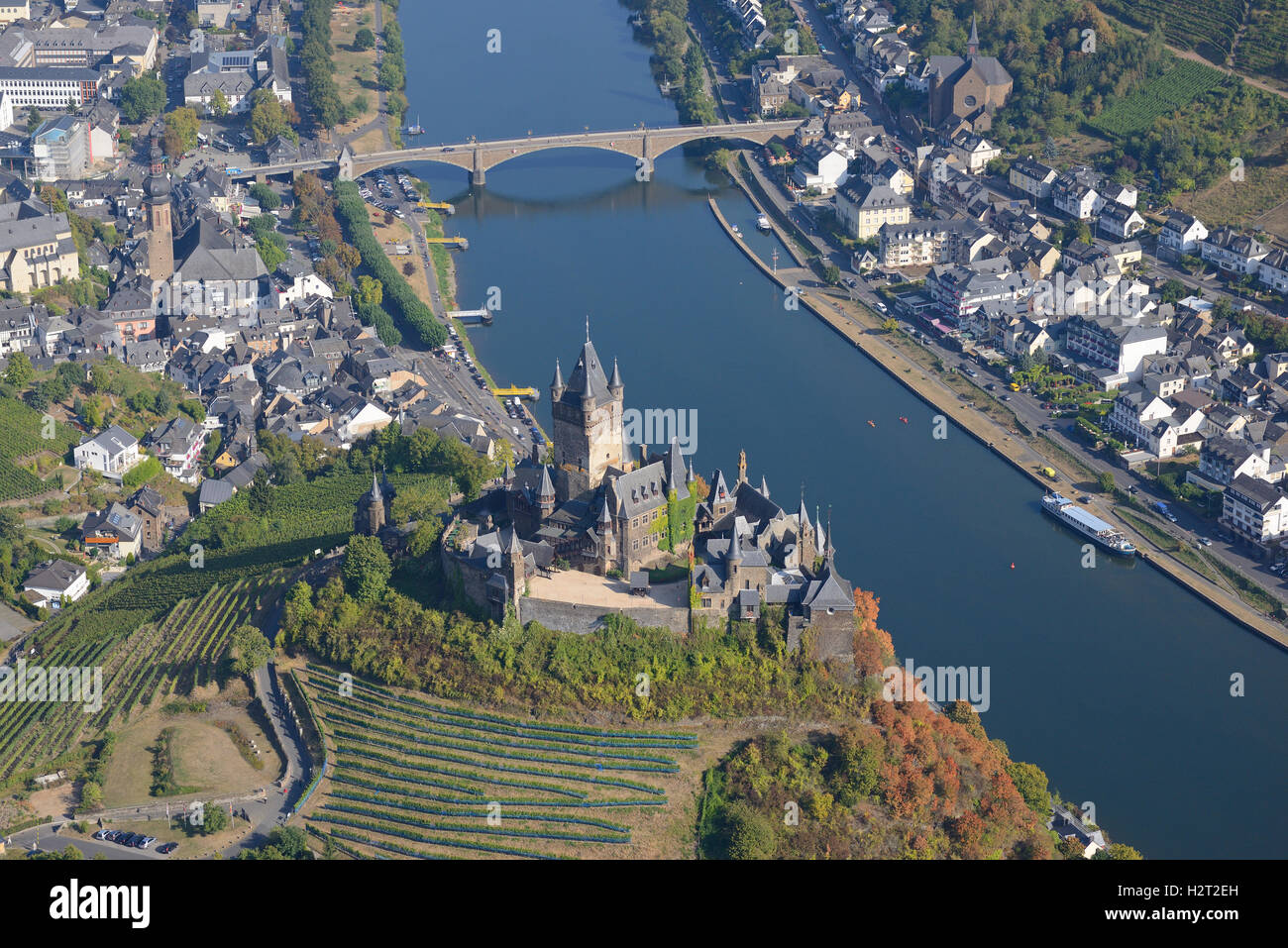 VISTA AEREA. Il castello di Cochem si affaccia sul fiume Mosel. Reichsburg Cochem, Renania-Palatinato, Germania. Foto Stock