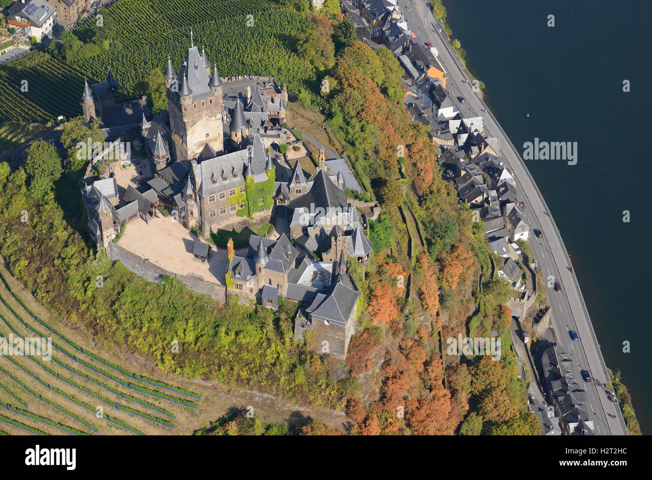 VISTA AEREA. Il castello di Cochem si affaccia sul fiume Mosel. Reichsburg Cochem, Renania-Palatinato, Germania. Foto Stock