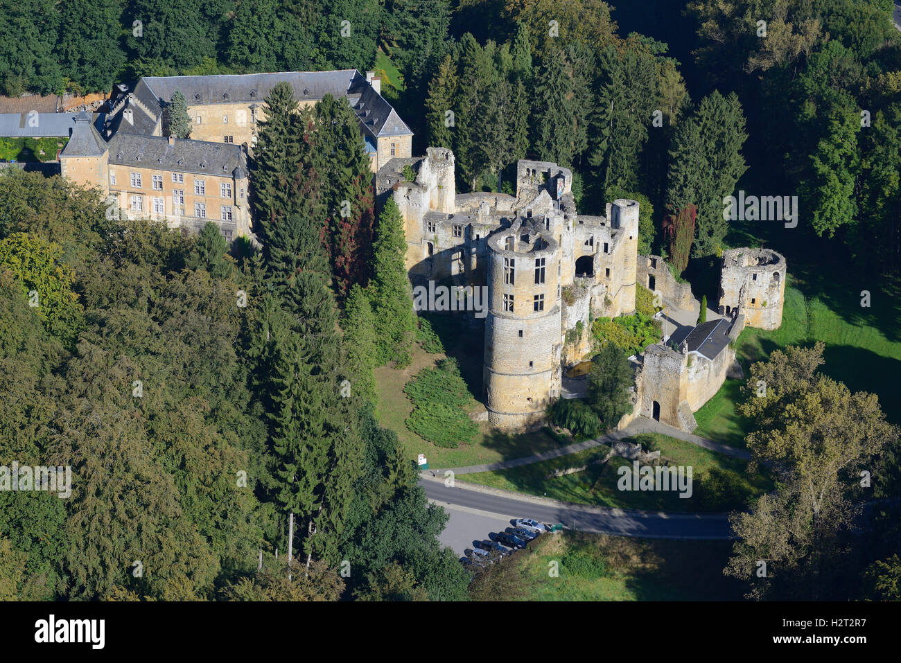 VISTA AEREA. Abbandonato castello medievale accanto ad un castello rinascimentale. Castelli di Beaufort, distretto di Grevenmacher, Lussemburgo. Foto Stock