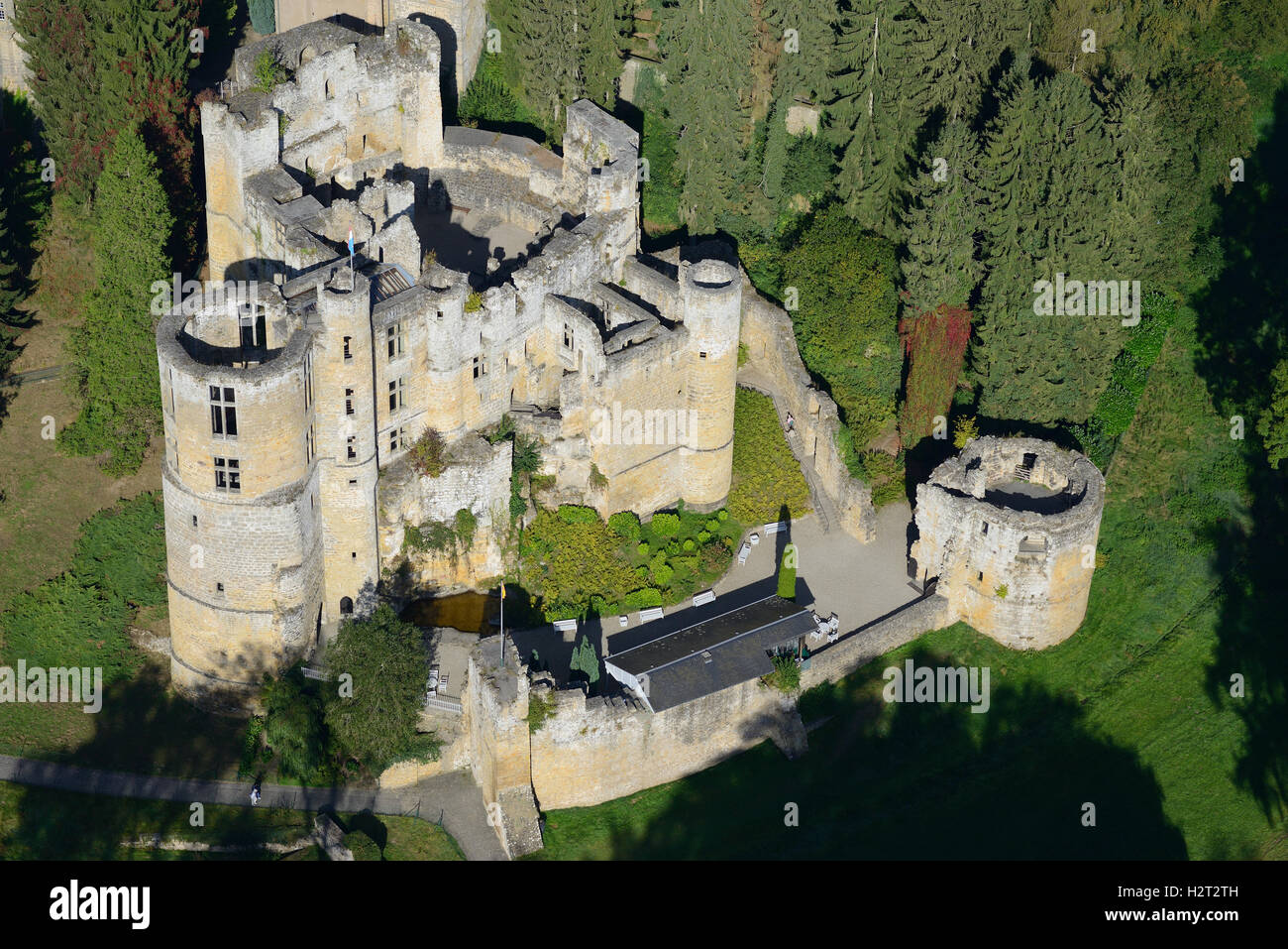 VISTA AEREA. Abbandonato castello medievale. Castello di Beaufort, distretto di Grevenmacher, Lussemburgo. Foto Stock