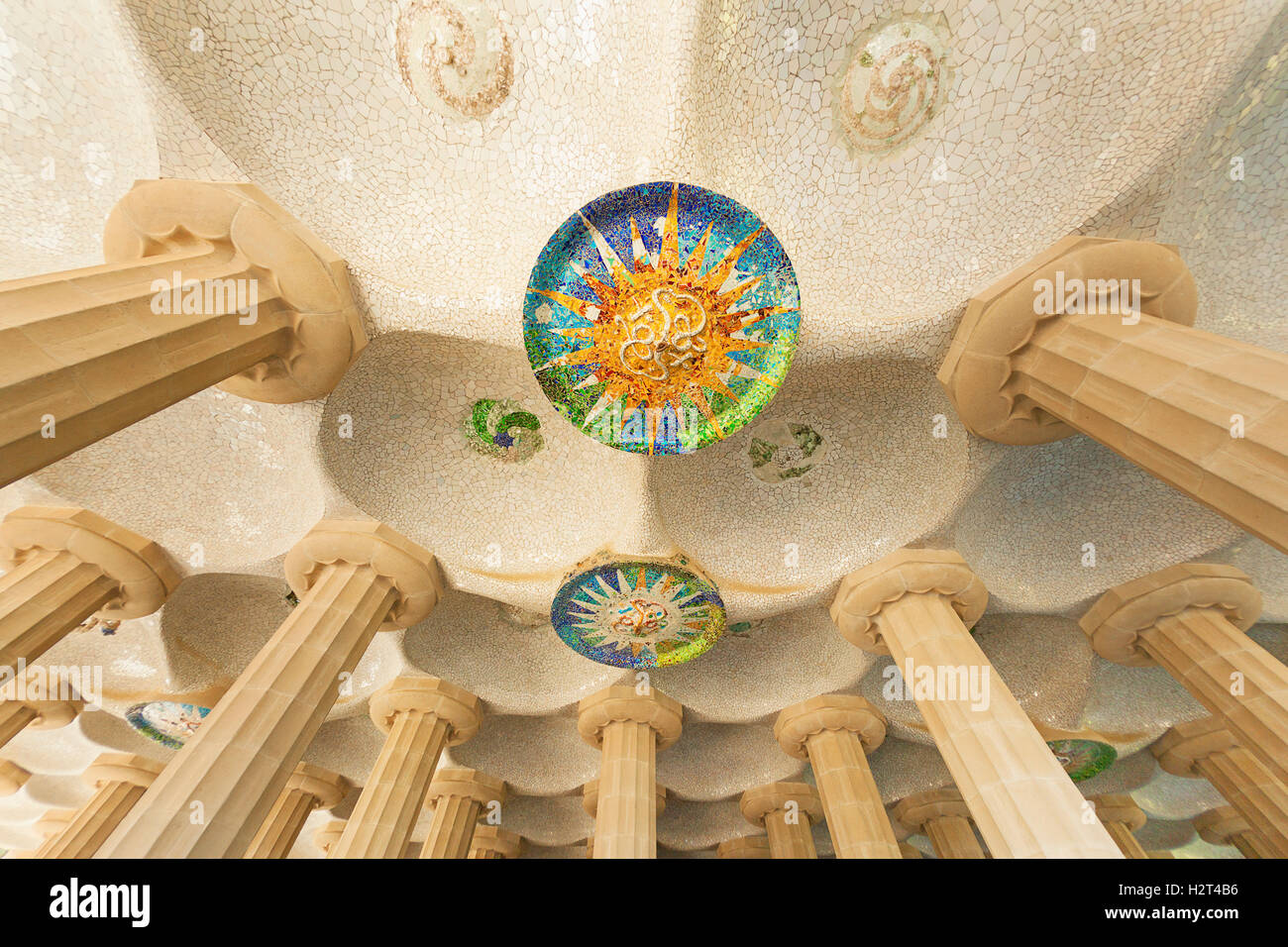 Hall di 100 colonne, artista Gaudi, Parc Güell, Barcellona, in Catalogna, Spagna Foto Stock