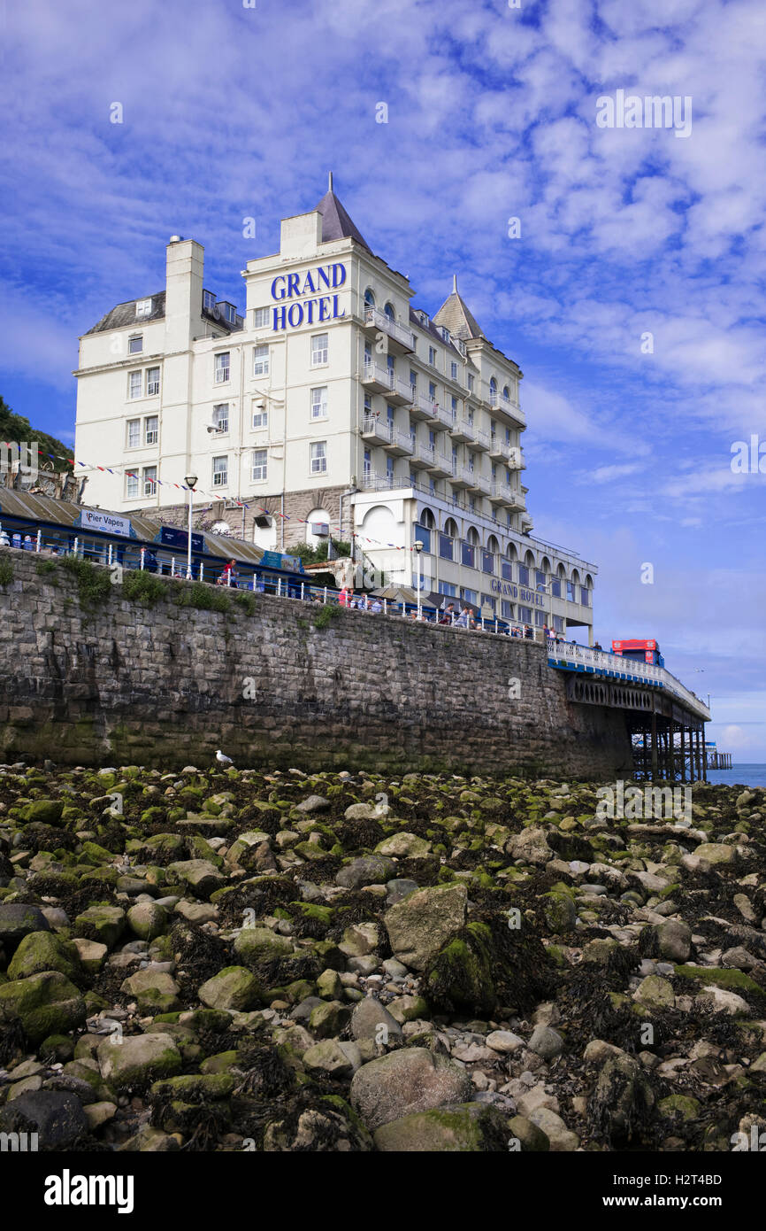 L'imponente Victorian 'Grand Hotel' che sovrasta la spiaggia di Llandudno, Wales, Regno Unito Foto Stock